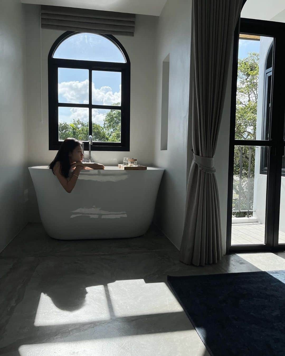 Juriのインスタグラム：「都心から離れたエコホテルに泊まりました。🦎  @themotifsecohotel」