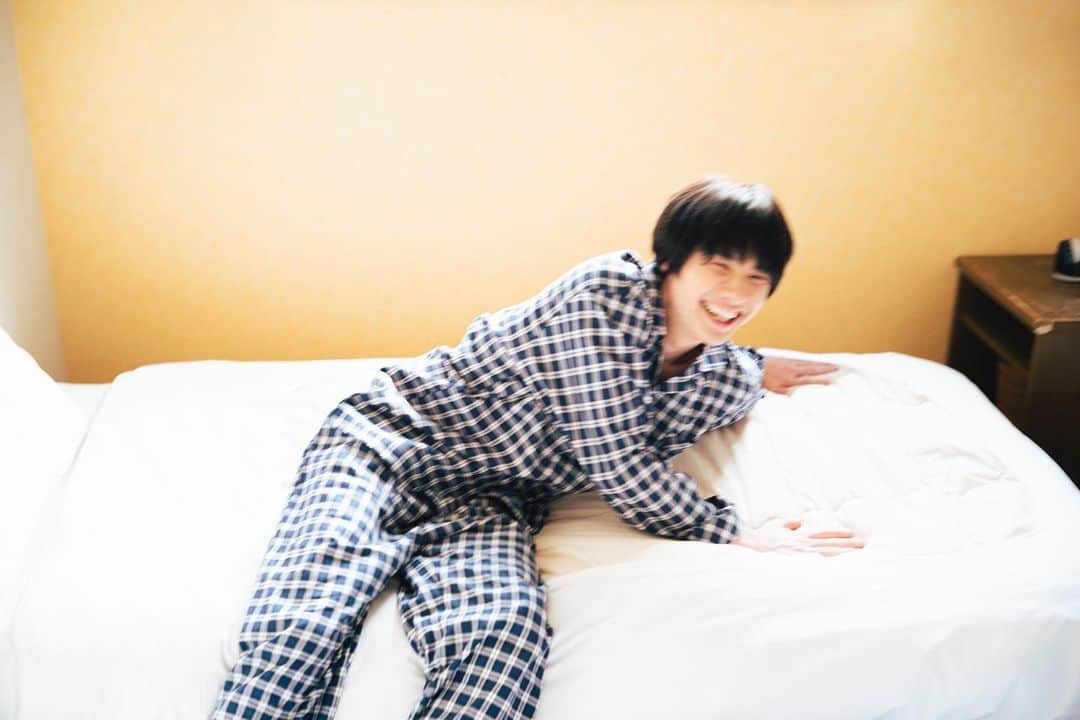 のインスタグラム：「#私が撮りたかった俳優展 001 無事搬出も終え、去年の冬から始まった長くて一瞬だった企画が終了しました。  忙しい中お越しくださった皆様、何度も足を運んでいただいたファンの方々、海外や遠方から駆けつけていただいた皆様、本当にありがとうございました。  今回の展示は自分だけの為ではない分、展示内容でかなり悩んだのですが、結果的に響矢君のファンの方々から喜びのコメントを頂いたり、沢山の笑顔を見ることが出来て、心から良かったなと安心しました。  今回の体験はSNSの投稿だけでは伝えきれないのですが、この撮影を可能にしていただいた才能あるメンバー (@shihosakamoto22 @eiji.stylist @hotaru.0821 @takataka1960 @hrk82927 )この企画を形にして多くの方に夢や希望を与えてくれるワンさん @j_k_wang 、企画を支えてくれたスタッフの皆さん、展示の体験を何倍にも楽しくしてくれた他の写真家の皆さん、そしてこの企画に本気で向き合ってくれた響矢君と響矢君を心から応援している皆さん、ありがとうございました。  @k__y__o__y__a.h  @actor_exh  @izryu  @koma_xx  @smy0o_  @matsui_photo   #本田響矢」
