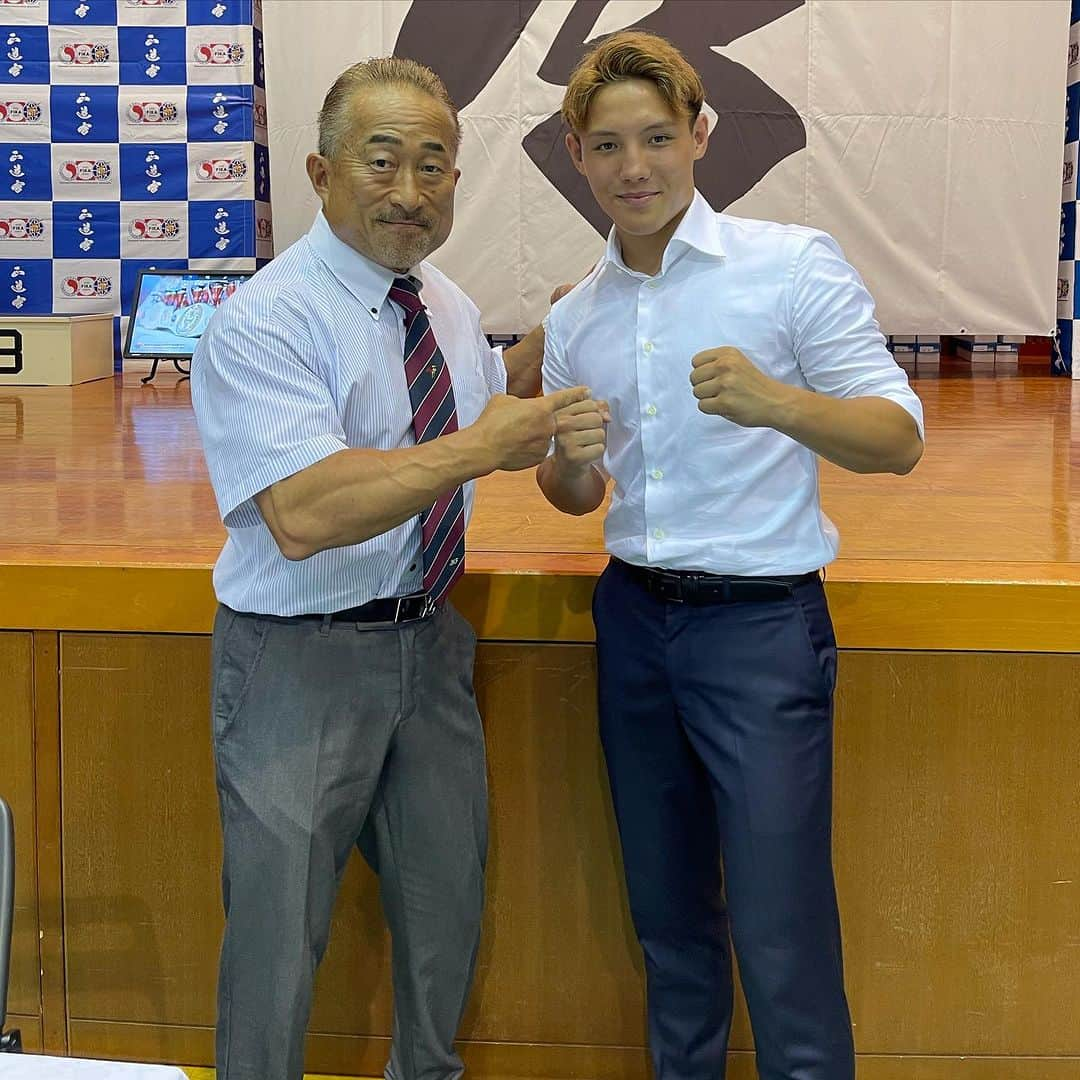 角田信朗さんのインスタグラム写真 - (角田信朗Instagram)「プロのキックボクサーとして  10戦10勝無敗  話題のBREAKING DOWN 8にも出場し  見事KO勝利を収め注目の選手💫  YURA/裕頼(ゆうら)💫  実は正道会館宮崎  大矢秀二先生のお弟子さんです😊  試合などで大阪へ遠征すると  何故かボクの行きつけの銭湯に  お父さんや兄弟たちと共に立ち寄って  そこでバッタリ遭遇する事から  ボクもずっと気にかけて応援しています😊  彼には  無類の強さと  そして根底に  相手を敬い  感謝と礼の気持ちを忘れない  誰からも愛され尊敬される選手になって欲しいなぁと  切に願っています🙏 . . #YURA #裕頼  #正道会館宮崎  #breakingdown」7月11日 13時55分 - kakuda_nobuaki