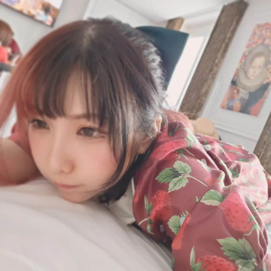 兎味ペロリナさんのインスタグラム写真 - (兎味ペロリナInstagram)「パリ市内散策dayはいちごワンピース🍓  海外の人はアジア人の国の区別はあまりわからないって聞いたけど、お店でよく日本語で挨拶してくれるのはこんな服着るの日本人(のごく一部)くらいだからだよな…w🫡  #paris #France #パリ」7月11日 13時47分 - perolina_usami