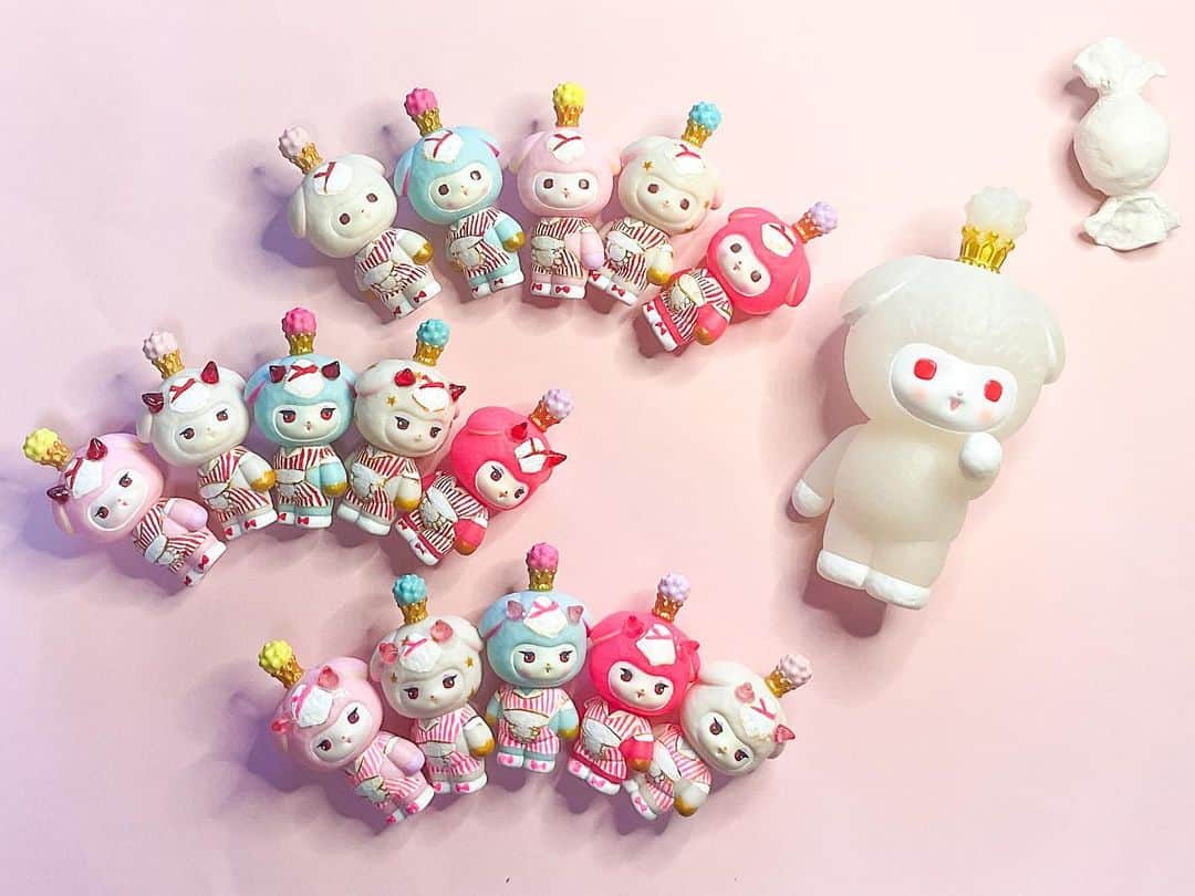 のインスタグラム：「Hello！🥤 ミミたちは、チェリーパイが人気のダイナーでアルバイト中です♡  ダイナーフェア、オンラインショップ準備中♡ #ソフビ #sofvi #softtoy #softttoys  #ワルミミ #warumimi」