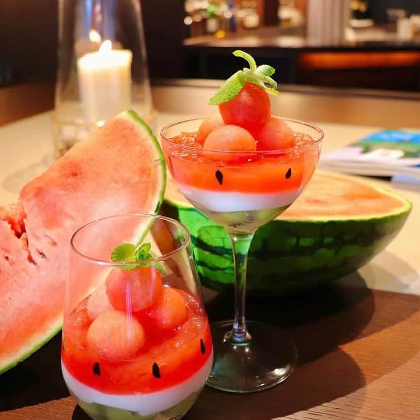 ～IRORIダイニング～ゆとりろ西伊豆のインスタグラム：「今月よりスタート！すいか🍉パフェ BAR ATARAYOの夏限定パフェです。  伊豆半島・函南町（かんなみちょう）で生産されている「函南すいか」。 甘く、シャリシャリっとした食味が特徴です♪ 見た目もかわいらしく、つい写真を撮りたくなるような仕上がりになりました。  旬のおいしい西瓜がとれる時期だけの、数量限定品です。 7月ご宿泊予定の方は、是非ご賞味くださいね  Starting this month! Watermelon Parfait at BAR ATARAYO.  It features the "Kannami Watermelon" grown in Kannami Town, Izu Peninsula. This watermelon is known for its sweet and crispy texture.  The presentation is adorable and tempting, making you want to capture a photo of it.  This is a limited-edition item available only during the season when delicious watermelons are harvested. If you have plans to stay in July, be sure to savor this delightful treat.  #instatravel #travelgram #travel #travelphoto #スイーツ #スイーツ巡り #国内旅行 #cute #温泉大好き #温泉旅行 #ホカンス #温泉旅館 #伊豆旅行 #伊豆グルメ #西伊豆 #女子旅 #静岡旅行 #函南西瓜 #西瓜 #すいか #あたら夜 #atarayo #あたら夜女子 #伊豆グルメ #静岡グルメ」