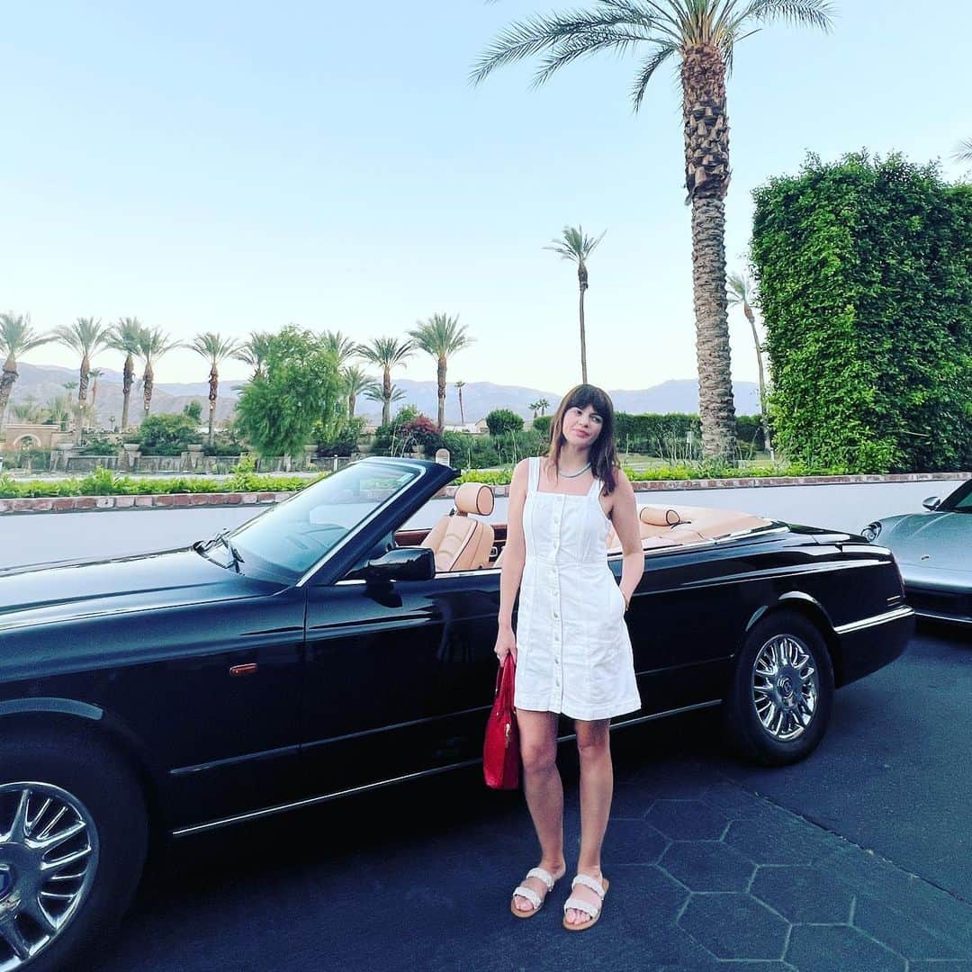ケイシー・ウィルソンのインスタグラム：「I think I seem very at ease in front of this stranger’s Bentley. Effortless. And with this clown. And with these pals. Big love to The Nest in La Quinta. Paradise. @samanthamstone @justin_grey_stone」