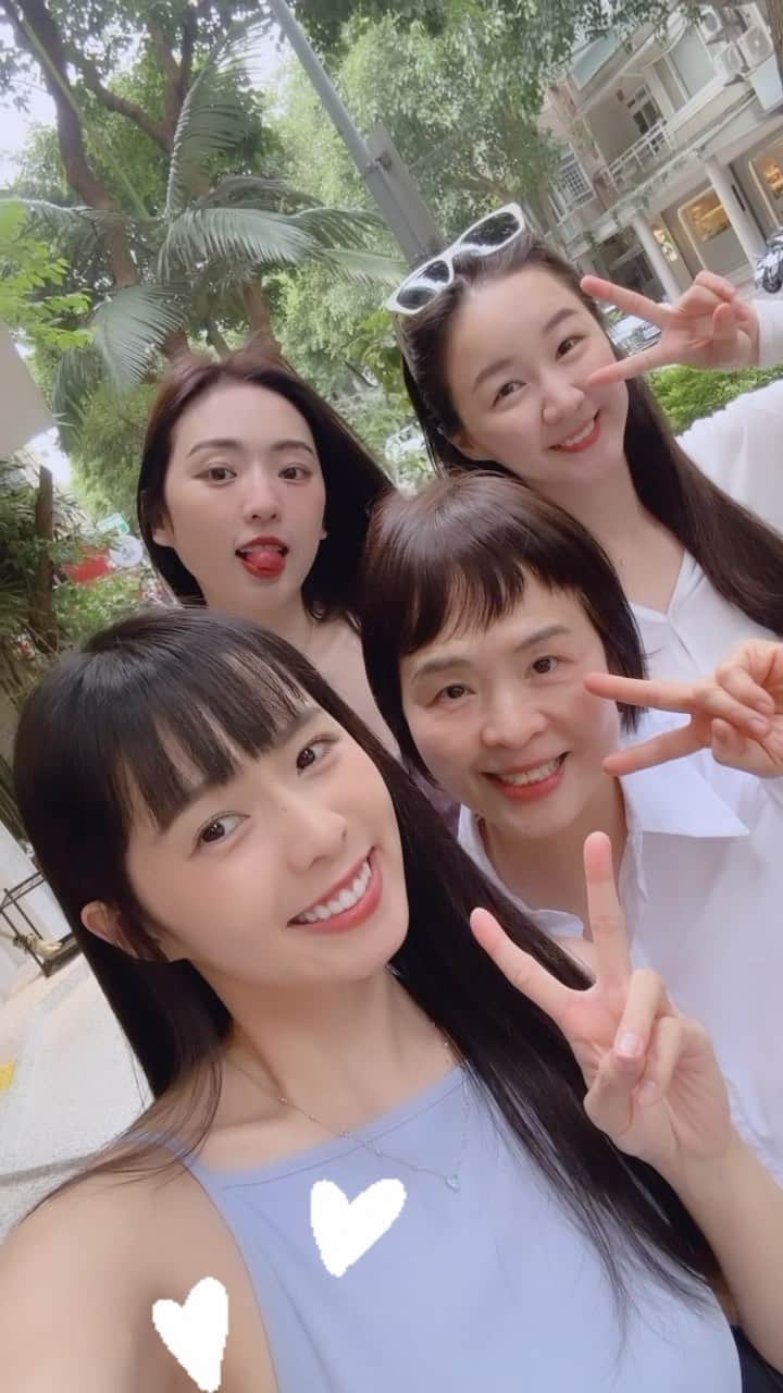 Dewi Chienのインスタグラム：「這裡面有人60大壽，你們信嗎？！ 偽 #簡家三姊妹+1 ✌🏻」
