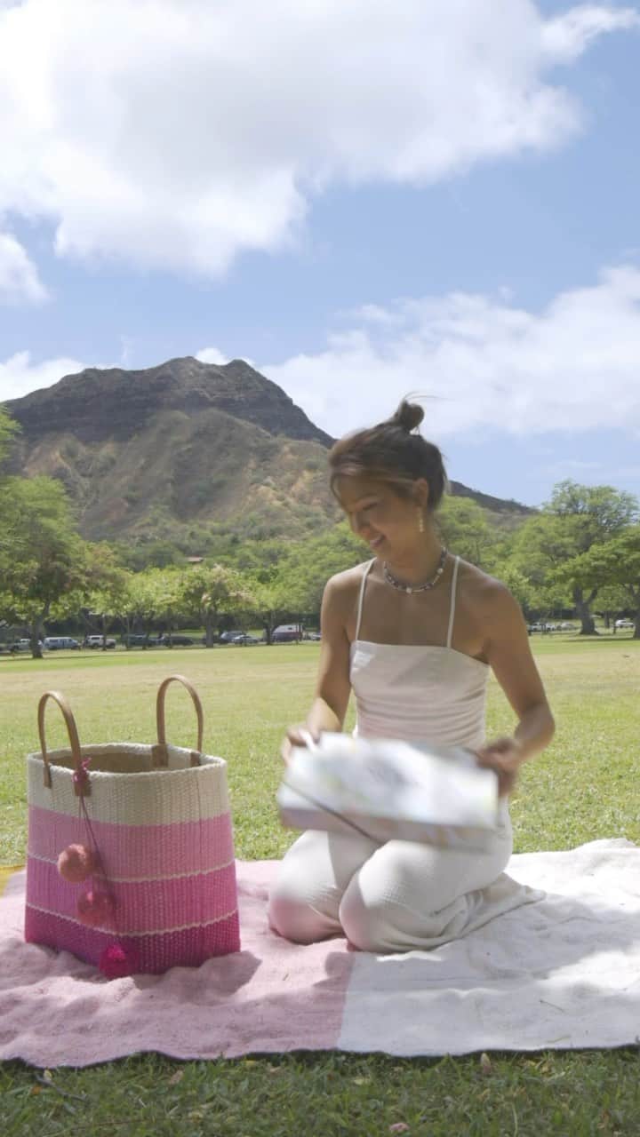 エビアン・クーのインスタグラム：「Congratulations on your 25th anniversary @honolulucookie! I’m thrilled to announce the summer flavors (limited edition) since they are all so yummy; Lemon & White Chocolate Lemon and Cinnamon Sugar. The pineapple tin packaging really got me, it is too cute. It’s all perfect for omiyage - now available in store and online!  Get it before it runs out!! 📸: @yoshitanaka1  #Ad #HonoluluCookie #HonoluluCookieCompany #CinnamonSugar #LemonIsBack #25YearsOfAloha  大好きなホノルルクッキーが25周年迎えました。 記念日として夏限定のアイテムがたくさん🥹 限定のクッキーたち: レモン＆ホワイトチョコレート ・レモンとシナモンシュガー。全部美味しそうだよね。後パイナップル缶のパッケージが可愛いすぎて気になるー  今店頭とオンラインショップで販売中だよ！ なくなる前にゲットして🥰」