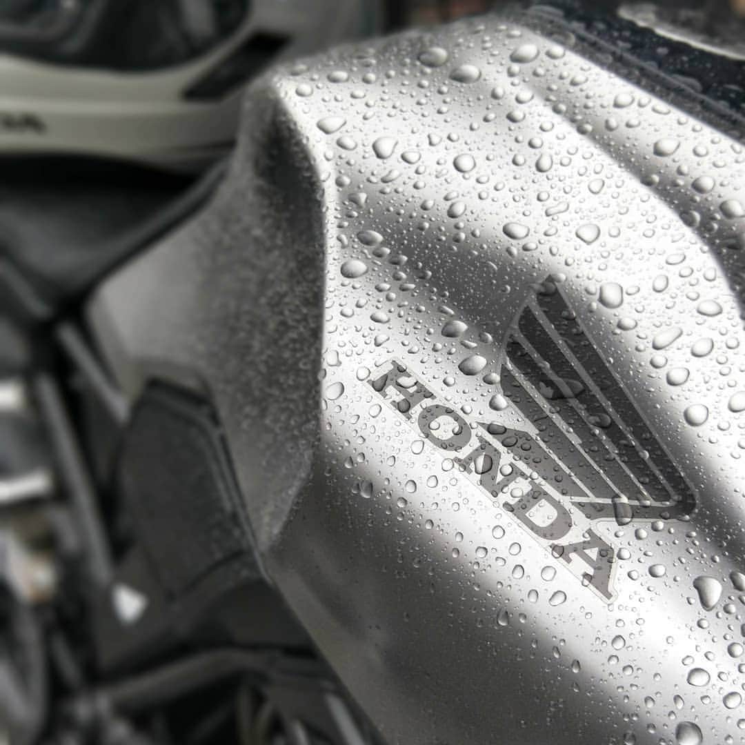 Honda 本田技研工業(株)のインスタグラム：「愛車をアップで捉えた一枚です😊 雨に濡れ輝くボディーがカッコ良いですね！ . 「毎日の通勤ご苦労さま✨✨」 Photo by @endoko_alfa_driver . #MeandHonda #Honda #thepowerofdreams #バイク #bike #HondaBike #ホンダ好きと繋がりたい #CB250R #バイクのある風景 #愛車のある風景 #愛車撮影 #ツーリング #ツーリング好きな人と繋がりたい #ツーリングスポット #Hondalife #carphotography #hondagram . 本アカウントでは、「 #MeandHonda 」をつけてInstagramに投稿された皆さんの写真を紹介させていただきます。 Honda製品を取り入れた作品はもちろん、製品が写っていない作品も大歓迎です！ . 思い出の写真や自宅付近で撮影された写真など、たくさんのご投稿をお待ちしています。」