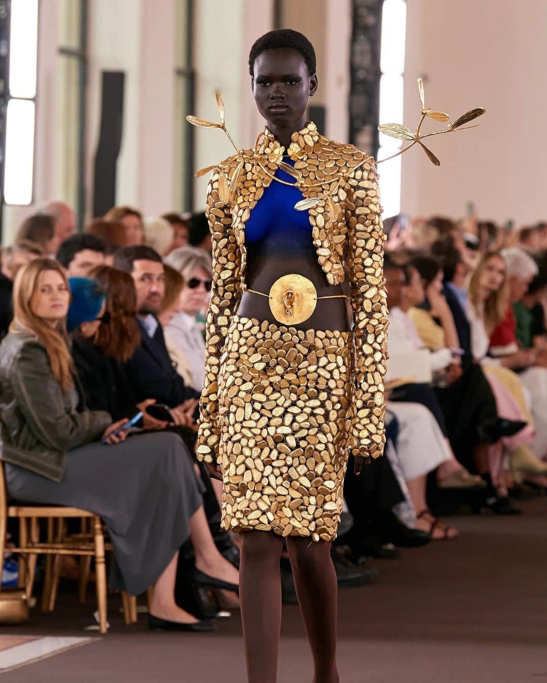 Vogue Australiaさんのインスタグラム写真 - (Vogue AustraliaInstagram)「Perhaps it was a reaction to a somewhat incendiary spring/summer 2023 season, but for its autumn/winter ’23/’24 chapter, Paris haute couture week was defined by a relative restraint. No faux taxidermy from #Schiaparelli or #Pierrot ruffs this time around; instead, there was plenty of deceptively simple clothing—craftsmanship so pristinely executed it hid its labour from the eye. At the link in our bio, discover the six key trends to know from the autumn/winter ’23/’24 #HauteCouture runways.」7月11日 14時00分 - vogueaustralia