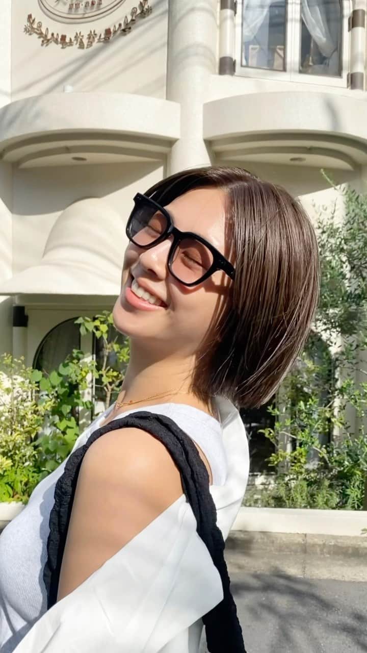 のインスタグラム：「ちょうど原宿に予定があった日に タイミングがあってカラーしてもらったよ🤗  オレンジ味を消してもらって グレージュにしてもらいました💖  あとは頭皮のエイジングケアトリートメントを してもらったよ✨  髪もとぅるとぅるになりました🫶  @aiueomika ありがとう🌼  #ヘアカラー #グレージュ  #原宿 #原宿美容院」