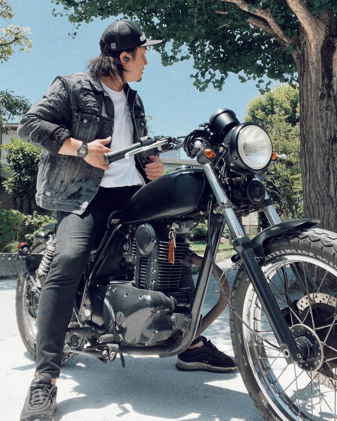 今井雄太郎のインスタグラム：「crimie着てると、それ良いねって言われる事多くなった。30過ぎてからはもっとしっくり馴染むようになったし、物が全部かっこいい。表参道🍏の横道入って奥に進めば現れる最高シャレオツなセレクトショップがある。  超高級ブランド品もいいけど、かっけーオヤジになる準備はここで全部出来るだろう？ 世界中のブランドやメーカーからデニムの製作依頼が絶えない事でも有名なDENIMの職人さん達とTHE CRIMIEのデザイナーが幾度と試作を繰り返し作られたのがこのデニムジャケット。  襟の中にもレザーを入れており、レザーの裏には全て当て布が貼ってあったり、糸でレザーを叩いてある箇所と叩いてない箇所があったり、丸のレザーワッペンの周りは全てステッチ始末にしてあったりと、かなりのこだわりが伝わる。 何より気に入ってるのが、CRIMIEのアイテム全てにシルエットの綺麗さが目立つ事。  「かっこいい」を着ているという実感は、大人になってGarden Tokyoの門をくぐった時からだったのかもしれない。  #gardentokyo #ガーデントーキョー #crimie #thecrimie #クライミー #omotesando #表参道  GARDEN TOKYO Omotesando Tel: 03-3405-5075 Add:150-0001 東京都渋谷区神宮前4-8-12」