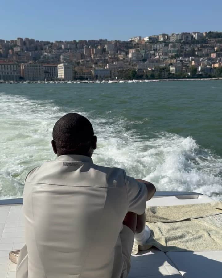 フロイド・メイウェザー・ジュニアのインスタグラム：「I flew from Paris, France and landed in Naples, Italy then took a yacht to Capri for lunch and dinner.」