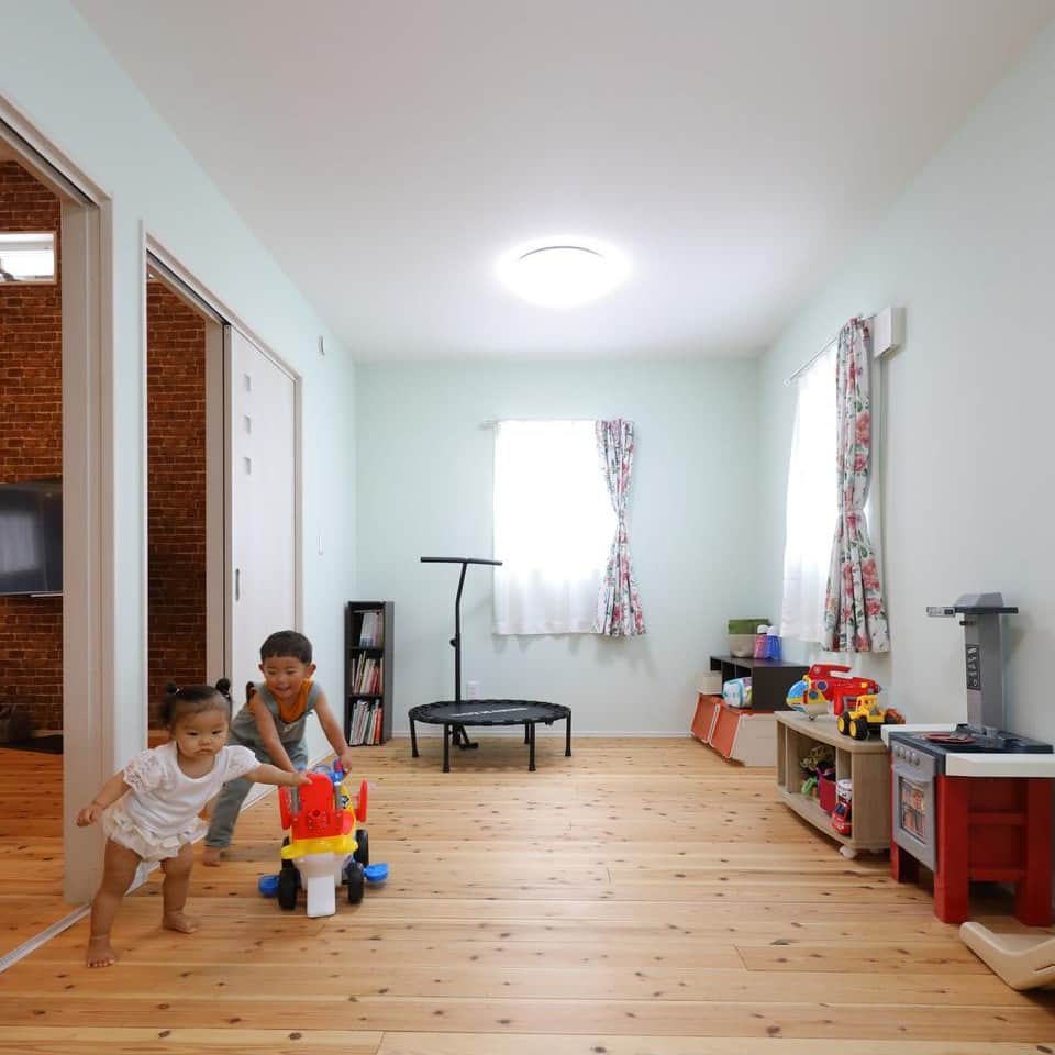 家づくりの本ふくおか・さがさんのインスタグラム写真 - (家づくりの本ふくおか・さがInstagram)「.  フレキシブルに変化する シンプルを極めた家 －－－－－－－－－－－－ #イーホーム @ehome_kitakyushu －－－－－－－－－－－－ 　 広々とした土間玄関から室内に入ると、無垢材のあたたかみを感じるLDKが広がる。片流れの勾配を活かした吹き抜けの大空間。キッチンや小上がりの天井を下げることで空間をゾーニング。 LDKの入口には半透明のスライドドアを採用。掃出し窓と高窓の効果で室内に自然光を取り入れる工夫も。  家の前は洗い出し仕上げの駐車場で花火やプールも気軽に楽しめる。  やりたいことはあるけれど、具体的なアイディアはない…。けれど、［イーホーム］からの様々な提案でイメージをカタチに！  子どもたちが思いきり遊べる、子どもの心の拠り所になる「我が家」が完成。  －－－－－－－－－－－－－－－－－－－－ 詳しくは現在販売中の 【家づくりの本 ふくおか・さが 2023夏号 No.60】でご覧ください。 　 【ご購入はこちらから】 https://fukunavi.stores.jp/items/64a245946cb14b002b73ceb2 －－－－－－－－－－－－－－－－－－－－ 　 ■子育て設計基地 イーホーム株式会社 福岡県北九州市小倉北区足原2-10-16　3階 TEL：093-952-1060 https://e-home.asia/ //////////////////////// 　 【家づくりの本】 → @iedukuri.fukuoka  　 【フクオカリノベ】 → @fukuoka_renovation  　 　 #家づくりの本 #シティ情報ふくおか  #マイホーム #暮らしを楽しむ  #新築 #戸建て #注文住宅  #家づくり  #福岡 #福岡新築 #福岡家づくり  #家づくりのヒント #暮らしのヒント  #かっこいい家 #お洒落な家 #自然素材の家  #インテリア #インテリアデザイン  #住まい #暮らし #家 #住まいづくり  #工務店 #イーホーム　#杉の無垢床 #北九州注文住宅 #北九州工務店」7月11日 14時11分 - iedukuri.fukuoka