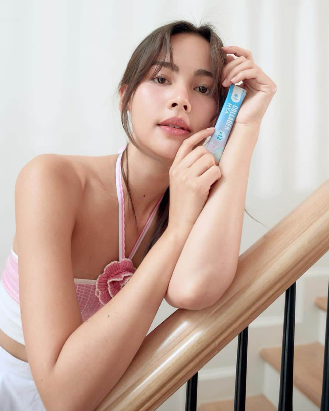 ウッラサヤー・セパーバンのインスタグラム：「ถ้าจะให้ญ่าพูด ถึง Collagen ที่ญ่า คิดว่าเป็น The best  ก็คงจะมีแค่ MANACollagenHYA สูตรใหม่ที่ผสมไฮยาลู รอนนิค จากเห็ดหูหนูขาว ช่วยในเรื่องผิวของญ่าให้ ใส เด้ง เต่ง ตึง อิ่ม ฟู มากแบบนี้ค่ะ . รูปแบบใหม่ผงกรอกปากดูดซึมได้ทันที บอกเลยตัวนี้ ญ่าเลิฟมาก . #MANACollagenHYA #คอลลาเจนผวิ กระจก #Shotผิวเด้ง The Best ของญ่า  @mong_nee @manathailand.official」