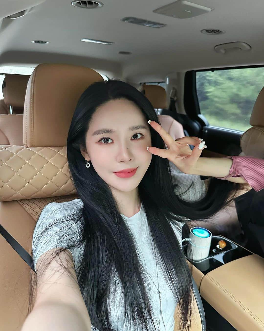 ダヘ のインスタグラム：「추적추적 비오는 날 춘천MBC 정오의 희망곡 라디오 녹방!! 가는중✈️  #미교 #Bittersweet #춘천mbc #정오의희망곡」