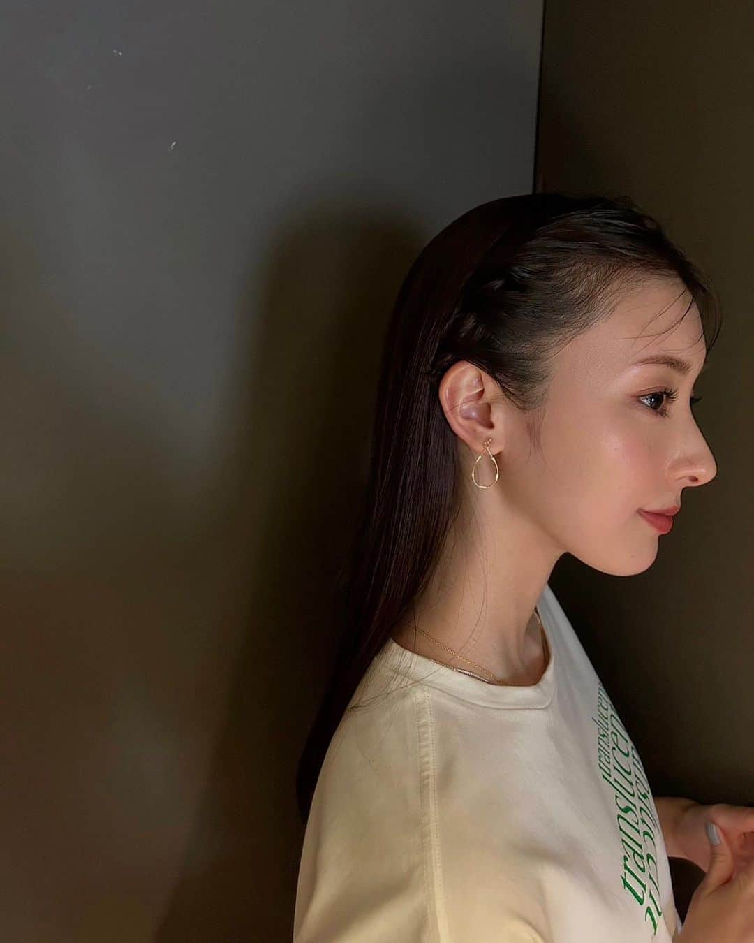 宮本茉由のインスタグラム：「. 本日、25:05〜放送の『超個人的フルコース』に出演させていただいています☺️  内容はお楽しみということで、、まちゅ〜愛〜。とだけお伝えします🤍笑 ぜひみてください！  懐かしの写真たち、、  衣装タグ  （@amerivintage） →トップス・パンツ  （@mimi33_official） →イヤリング  （@agete_official） →ネックレス」