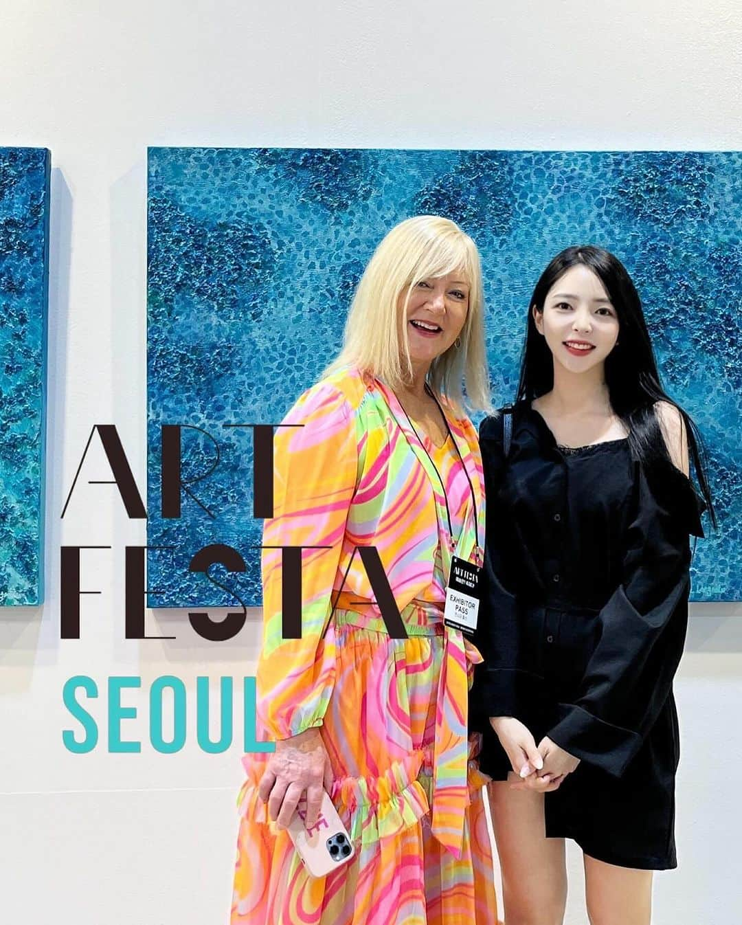 ユジョン のインスタグラム：「@artfesta_artfair ‘전시자와 관람객 모두가 즐거운 새로운 예술축제’라는 슬로건 속 하나의 부스에 속할 수 있음에 감사했던 페어! 특히 @elizabethlangreiterart 작가의 그림이 인상적이었다.  땡볕을 뚫고 간 전시라 그런지 시원한 바다와 역동적인 파도의 질감이 살아있는 작품을 보고 한동안 가만히 서 있었다.  (부스 위치도 에어컨 옆이라 오감 만족)  멀리서 보아도 밝은 에너지가 느껴지는 작가님과 사진도 찍음!  Thanks you:)」