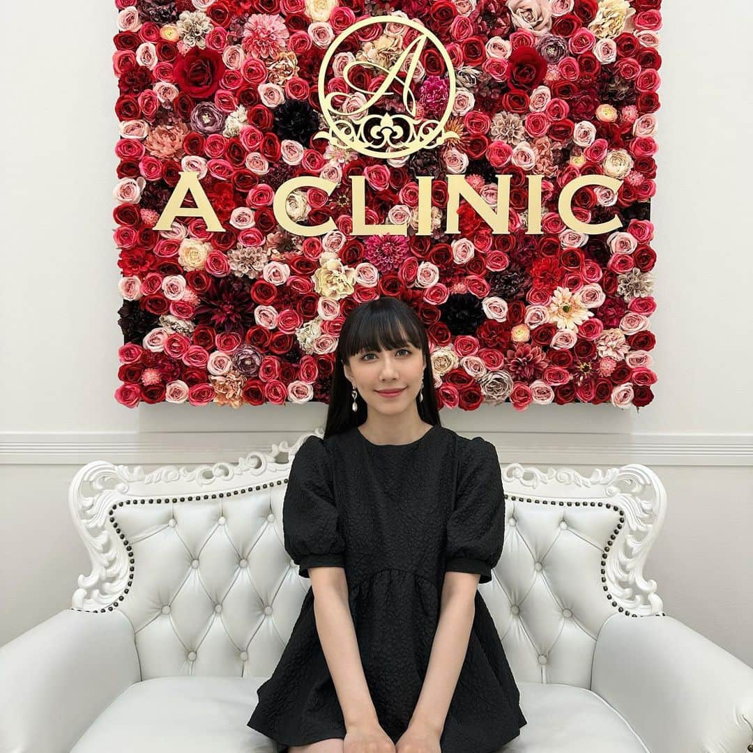 玉置成実のインスタグラム：「Aクリニック新宿院( @aclinic_shinjuku )の吉川彩先生( @aclinic_yoshikawa )に【Aスレッド】をしていただきました✨ ありがとうございました！！  一年ぶりで、少しずつまた輪郭のもたつきが気になってきたので、行ってきました！ 吉川先生とってもご丁寧で、施術も早く、10分くらいで終わったのですが… 輪郭も、そのほかの部分のたるみも綺麗になくなりました🥹感激！！！ Aスレッドの即効性は本当嬉しくなります。  院内もいつも綺麗でスタッフの皆様も優しくてカウンセリングもしっかりしていて安心です！  ケミカルピーリングもしたいなぁ💭  #aスレッド #糸リフト #aclinic #aclinic銀座 #aclinic横浜 #aclinic新宿 #aclinic名古屋 #aclinic大阪 #aclinic福岡 #aclinic池袋 #acllinic仙台 #aクリニック #エークリニック#小顔 #リフトアップ #スレッドリフト #小顔整形 #たるみ改善 #美容外科 #美容皮膚科 #美容クリニック#吉川彩」