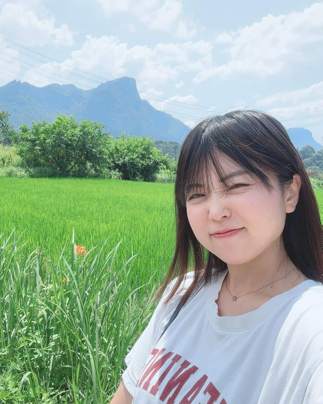 里咲りささんのインスタグラム写真 - (里咲りさInstagram)「今日は群馬県安中市へ！夏だ〜日本の夏だ〜！！妙義山を望む景色が美しすぎました、  さとさきがやってきたのは、今日本で現役で稼働してる製糸場2工場のうちの1社、碓氷製糸さんです！  先日の県庁の会議の際に「ぜひみにいらしてください！」とお声がけいただいて早速実現しました！  今、私の中学の頃の一生感謝してもしきれない恩師の佐藤先生が、養蚕の学校だった藤岡市にある高山社の館長さんを務めてらっしゃることから、ここ数年、群馬県の歴史・日本の産業の根幹を担った養蚕や絹産業に強い関心をもっていたので、今回の訪問はとても楽しみにしていたんです！！  本当にめちゃくちゃ知的好奇心が刺激されて、経営者としては、明治時代にこの産業に携わった方々が世界を回ってよし🔥と気合いを入れて日本の絹を世界に通用する品質まであげたこと、それに伴って技術革新がなされたこと、女性がバリバリに働いて一年で家を建てられるくらい稼いでたいわばキャリアウーマンの先駆け的だったこと、さまざまな角度からたくさんのことを感じました。  もう今日はこのことばかり考えてしまいそうです！しっかり整理できたらまた投稿したいと思います！！はぁ、たのしかった〜  世界遺産になった富岡製糸場には子供の頃以来伺っていないので、改めて訪問の機会を作りたいと思いました！  #群馬県 #安中市 #生糸 #絹産業 #絹産業遺産群 #蚕 #養蚕 #世界遺産」7月11日 14時38分 - risasatosaki