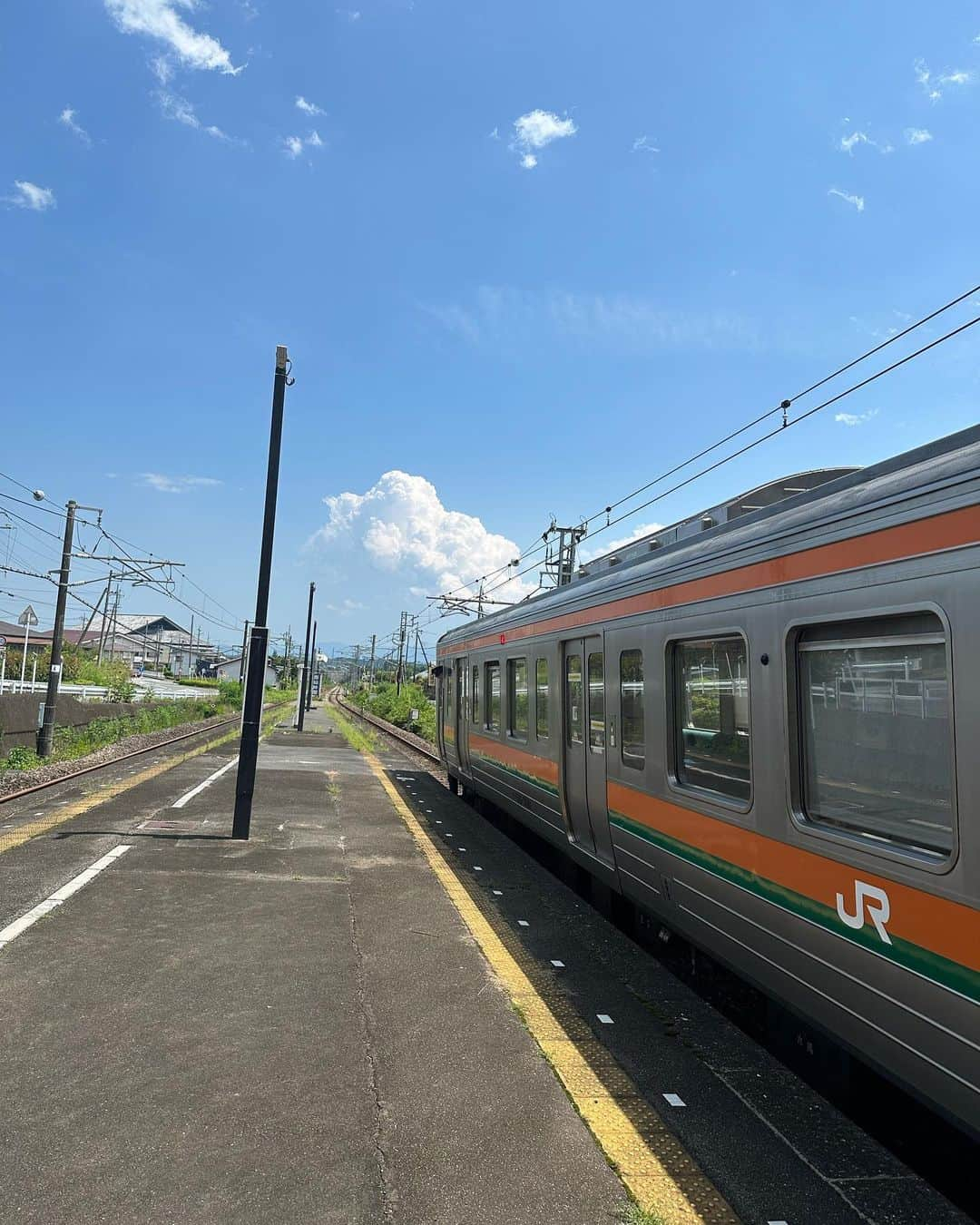 里咲りささんのインスタグラム写真 - (里咲りさInstagram)「今日は群馬県安中市へ！夏だ〜日本の夏だ〜！！妙義山を望む景色が美しすぎました、  さとさきがやってきたのは、今日本で現役で稼働してる製糸場2工場のうちの1社、碓氷製糸さんです！  先日の県庁の会議の際に「ぜひみにいらしてください！」とお声がけいただいて早速実現しました！  今、私の中学の頃の一生感謝してもしきれない恩師の佐藤先生が、養蚕の学校だった藤岡市にある高山社の館長さんを務めてらっしゃることから、ここ数年、群馬県の歴史・日本の産業の根幹を担った養蚕や絹産業に強い関心をもっていたので、今回の訪問はとても楽しみにしていたんです！！  本当にめちゃくちゃ知的好奇心が刺激されて、経営者としては、明治時代にこの産業に携わった方々が世界を回ってよし🔥と気合いを入れて日本の絹を世界に通用する品質まであげたこと、それに伴って技術革新がなされたこと、女性がバリバリに働いて一年で家を建てられるくらい稼いでたいわばキャリアウーマンの先駆け的だったこと、さまざまな角度からたくさんのことを感じました。  もう今日はこのことばかり考えてしまいそうです！しっかり整理できたらまた投稿したいと思います！！はぁ、たのしかった〜  世界遺産になった富岡製糸場には子供の頃以来伺っていないので、改めて訪問の機会を作りたいと思いました！  #群馬県 #安中市 #生糸 #絹産業 #絹産業遺産群 #蚕 #養蚕 #世界遺産」7月11日 14時38分 - risasatosaki