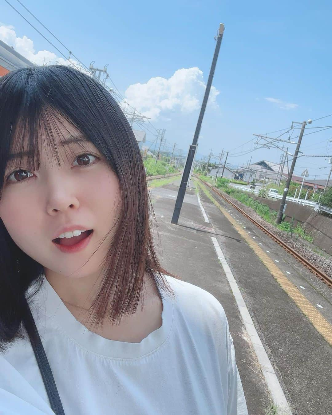 里咲りさのインスタグラム：「今日は群馬県安中市へ！夏だ〜日本の夏だ〜！！妙義山を望む景色が美しすぎました、  さとさきがやってきたのは、今日本で現役で稼働してる製糸場2工場のうちの1社、碓氷製糸さんです！  先日の県庁の会議の際に「ぜひみにいらしてください！」とお声がけいただいて早速実現しました！  今、私の中学の頃の一生感謝してもしきれない恩師の佐藤先生が、養蚕の学校だった藤岡市にある高山社の館長さんを務めてらっしゃることから、ここ数年、群馬県の歴史・日本の産業の根幹を担った養蚕や絹産業に強い関心をもっていたので、今回の訪問はとても楽しみにしていたんです！！  本当にめちゃくちゃ知的好奇心が刺激されて、経営者としては、明治時代にこの産業に携わった方々が世界を回ってよし🔥と気合いを入れて日本の絹を世界に通用する品質まであげたこと、それに伴って技術革新がなされたこと、女性がバリバリに働いて一年で家を建てられるくらい稼いでたいわばキャリアウーマンの先駆け的だったこと、さまざまな角度からたくさんのことを感じました。  もう今日はこのことばかり考えてしまいそうです！しっかり整理できたらまた投稿したいと思います！！はぁ、たのしかった〜  世界遺産になった富岡製糸場には子供の頃以来伺っていないので、改めて訪問の機会を作りたいと思いました！  #群馬県 #安中市 #生糸 #絹産業 #絹産業遺産群 #蚕 #養蚕 #世界遺産」