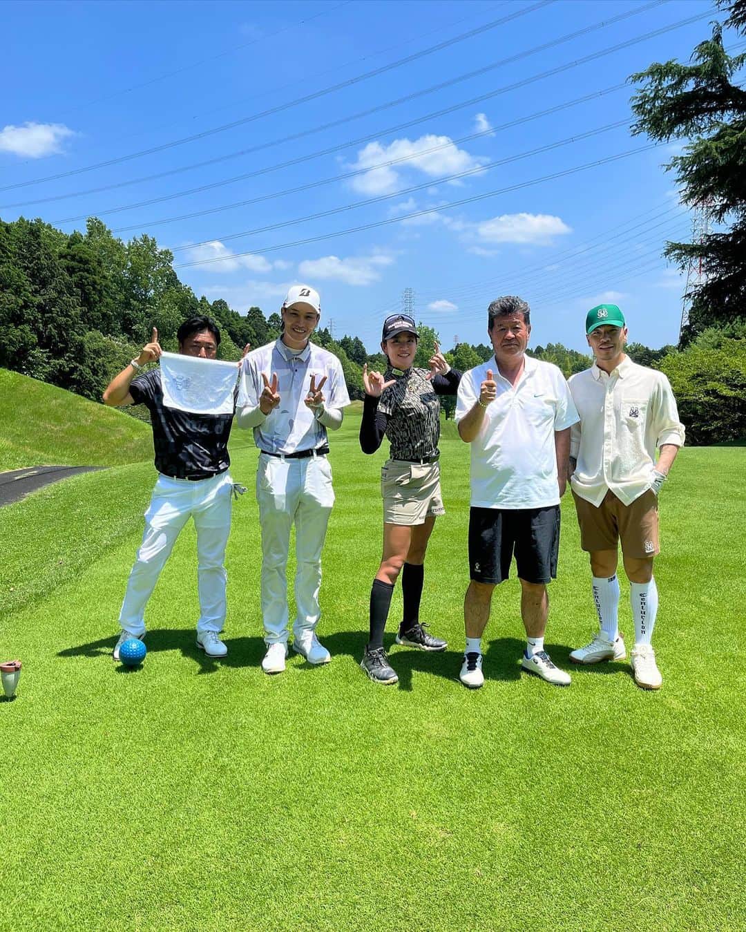 のインスタグラム：「- - Good vibes golfing⛳️  ゴルフって、本当に上手くいかない事の中にほんの一瞬だけ上手くいく瞬間があって、それの虜になるスポーツだ。  会長、そして名だたるプロの方々、友人達、いつも親切に教えて一緒に回ってくれて感謝です🙏🏼  #Tatoo入ってると長袖必須で夏地獄かよ」