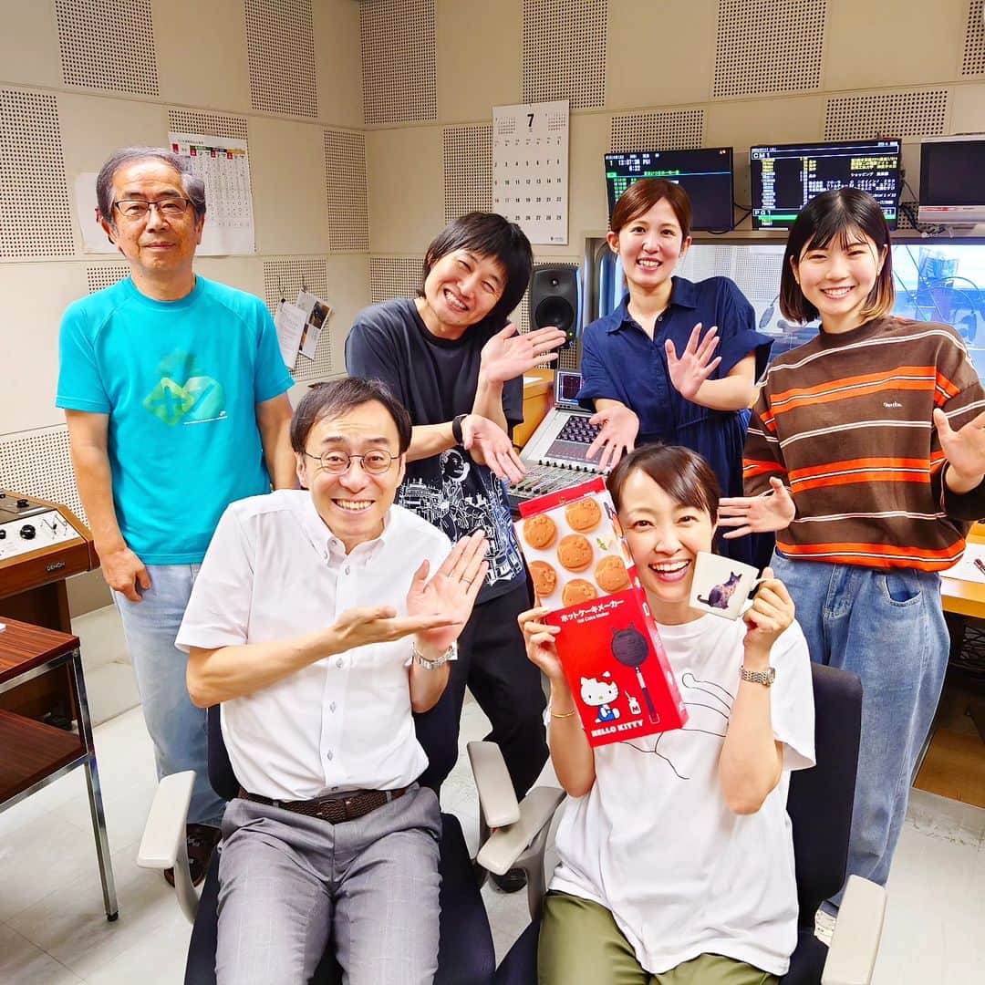 のインスタグラム：「はい。私が世界一幸せなフリーアナウンサーです！　キッパリ🥰  ごきげんアワー火曜日の皆さんからお誕生日プレゼントをいただきました🥹💖  メルシーにそっくりな黒猫ちゃんのマグカップ！しかもただの黒猫じゃない！！ 2枚目の動画を是非！最後までご覧ください🤩  頑張って生きているメルを讃えてもらっている気がして、嬉しくて嬉しくて、堪えきれず泣いてしまいました😭  近藤さん、わりちゃん、うがちゃん、そして倉さん！たまたま廊下にいたなんぐちゃん！  本当に本当にありがとうございます😭💖  さらにリスナーさんからもたくさんのメッセージやプレゼントも😭😭😭🩷  幸せです。皆さんと一緒に生きていられることに心から感謝しています。  #近藤丈靖の独占ごきげんアワー #ごきげんアワー #近藤丈靖　#アナウンサー #なんぐ　#お笑い芸人 #伊勢みずほ　#フリーアナウンサー #メルシーのマグカップ #しあわせら #感謝感謝感謝 #新潟　#bsn 　#ラジオ」