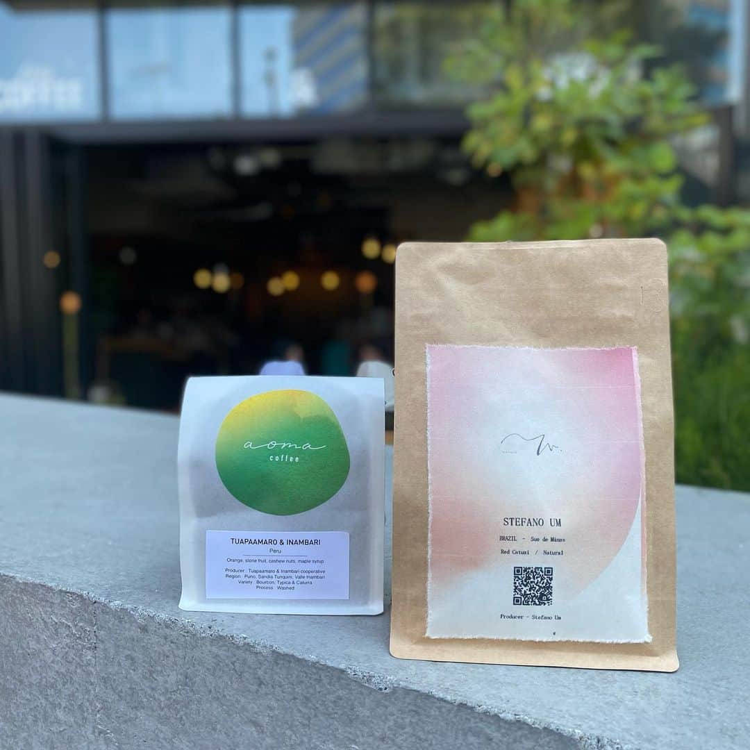 ABOUT LIFE COFFEE BREWERSさんのインスタグラム写真 - (ABOUT LIFE COFFEE BREWERSInstagram)「[ABOUT LIFE COFFEE BREWERS渋谷1丁目]  Hello Shibuya☀️  Have you tried these coffee? ・Bazil Stefano UM roasted by @warmth_takasaki 🇧🇷 Roaster's flavor comments are Guava,Cherry,Yellow Fiuits,Creamy Mouthfeel,Chocolate,Cashew Nuts  ・Peru Tuapaapamaro & Inambari roasted by @aomacoffee 🇵🇪 Roaster's flavor comments are Orange,Stone Fruit,Cashew Nuts,Maple Syrup  These beans will soon be sold out! Don't miss it!  気持ちの良いお天気が続きますね☀️  @warmth_takasaki のブラジル ファゼンダ ウムと @aomacoffee のペルートゥアパマロ農協&イナンバリ農協ブレンドの2種類の豆が間も無く終売となります！  この機会にお試しください！👀 コーヒー豆の販売もしておりますのでお好みの豆はご自宅でもお楽しみ頂けます☕️  毎日8:00-18:00で営業しています！  🚴dogenzaka shop 9:00-18:00(weekday) 11:00-18:00(weekend and Holiday) 🌿shibuya 1chome shop 8:00-18:00  #aboutlifecoffeebrewers #aboutlifecoffeerewersshibuya #aboutlifecoffee #onibuscoffee #specialtycoffee #tokyocoffee #tokyocafe #shibuya」7月11日 14時42分 - aboutlifecoffeebrewers