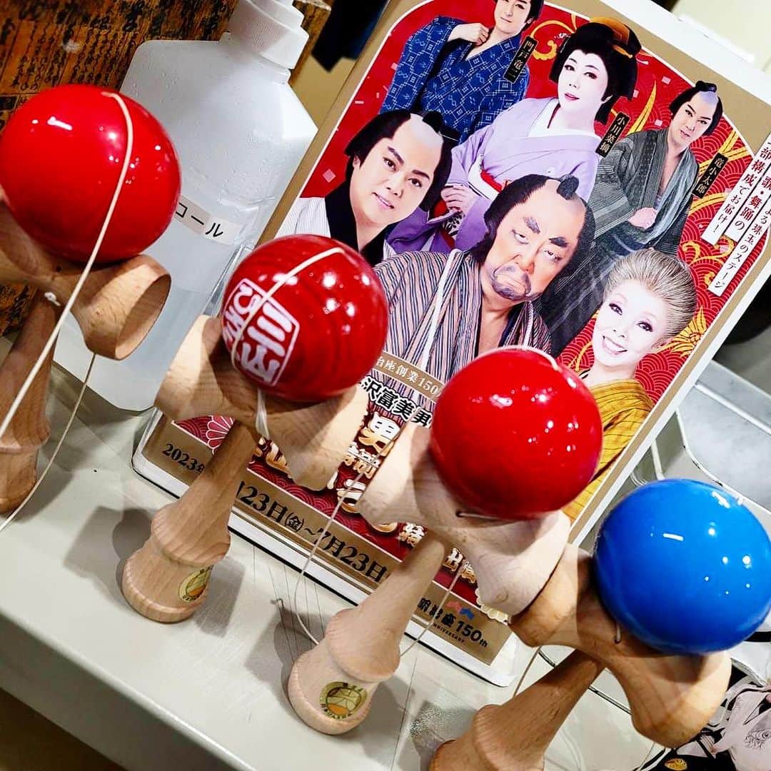 梅沢富美男のインスタグラム：「毎日暑いなか、沢山のご来場誠にありがとうございます！！  今、楽屋ではけん玉が大ブーム！ 三山ひろし君が先生でみんな検定を受けるべく猛練習中です。 けん玉講座の模様はまたアップしますね！  #梅沢富美男劇団 #三山ひろし #けん玉」