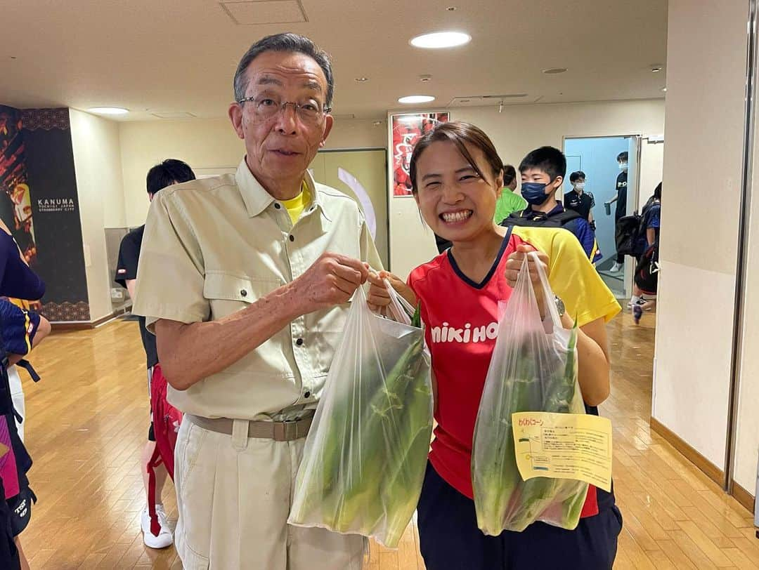 平野 早矢香さんのインスタグラム写真 - (平野 早矢香Instagram)「平野早矢香杯では毎年多くの方が足を運んでくださるのですが、今回も私の大好きな人達にたくさん会えました😆💕 エネルギー充電完了😎😎😎 ・ #仙台育英元監督 #恩師 #大岡巌先生 #鹿沼市長 #佐藤信さん #鹿沼のとうもろこしいただきました🌽 #卓球仲間🏓 #藤井寛子さん #鮎田育絵さん #樋浦令子さん #旧姓で書いていますが #みんなママです👩 #仙台育英でお世話になった #小森先輩 #息子さんは大活躍中の #原澤駿太選手 #将来有望です✨ #卢さんも来てくれました #令子ちゃんはいつも明るくて大好き😍 #鹿沼に住んでる #同級生の優子も #会いに来てくれました〜 #3人の子育ては本当すごい✨ #大好きな #甥っ子たちにも会えました😍 #充電完了✨」7月11日 14時49分 - sayakahirano0324