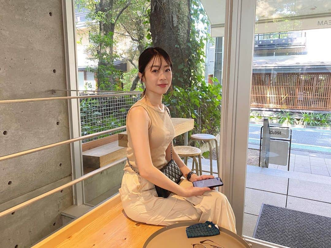 川端里奈のインスタグラム：「熱中症になりそうな暑さ🫠  #coffee待ち#スコーン待ち」