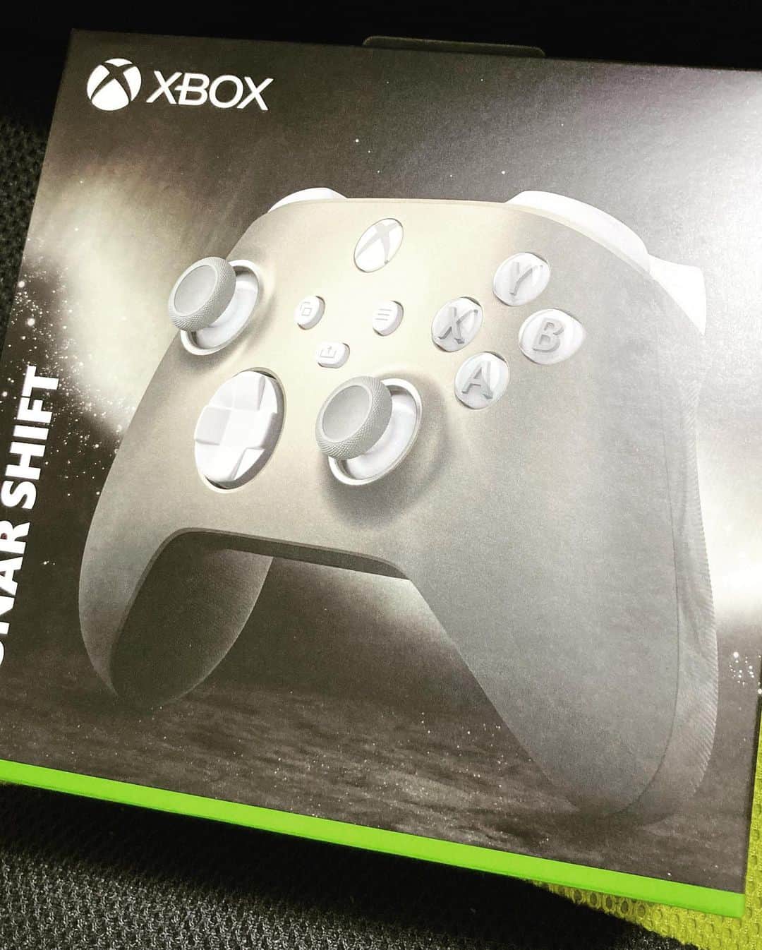 ヒラのインスタグラム：「新しいコントローラー🎮🌙」