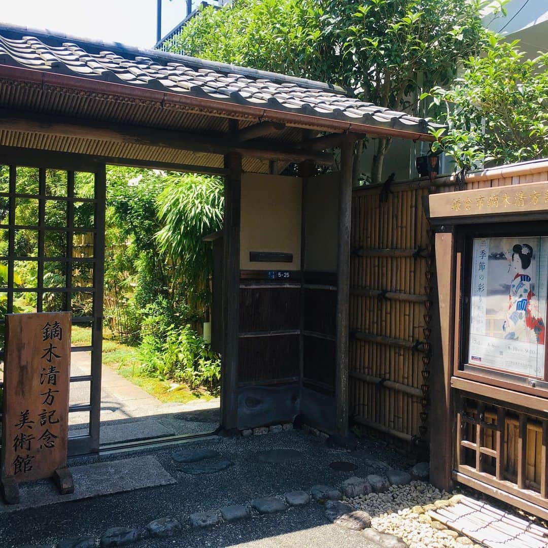 のインスタグラム：「鏑木清方記念美術館 ~季節の彩り　清方が描いた美人挿絵~  戦後、鎌倉に移り住んだ清方氏は、季節の中で特に夏が好きなのだそう。  この猛暑だからからか、着物を着こなした日本画の女性たちの品が、うっとりするほど涼やか✨  清方氏がご夫人のために夏の絽（ろ）の着物に扇子の描絵柄をほどこしていました。  その扇子には青い梅の実、ミズオオバコなど初秋の植物があしらわれ、少し先の季節の模様を先取りしています。ご夫婦で粋の世界です。  桟敷席での母子の浴衣姿  孔雀柄の着物を紐でたくし上げて、頭には手ぬぐい姿の遊女  娘のスッキリとした、まっさらな襟足  着物の色や着こなし方でその女性の年齢や人となりが分かるように、描き分けられている…  十人十色な女性たちの生きざまが、着物の着こなしとともに浮かび上がってきました。  心身ともに涼やかに、ゆったりと過ごせた夏の美術館。  夏休み中は親子で鑑賞ができるように、すべての作品に分かりやすい解説が付いていましたよ☺️    鏑木清方記念美術館 (鎌倉市雪ノ下1丁目５番２５号） 前期7月1日～8月6日 後期8月10日～9月10日  #鎌倉  #夏の美術館  #着物  #涼をもとめて」