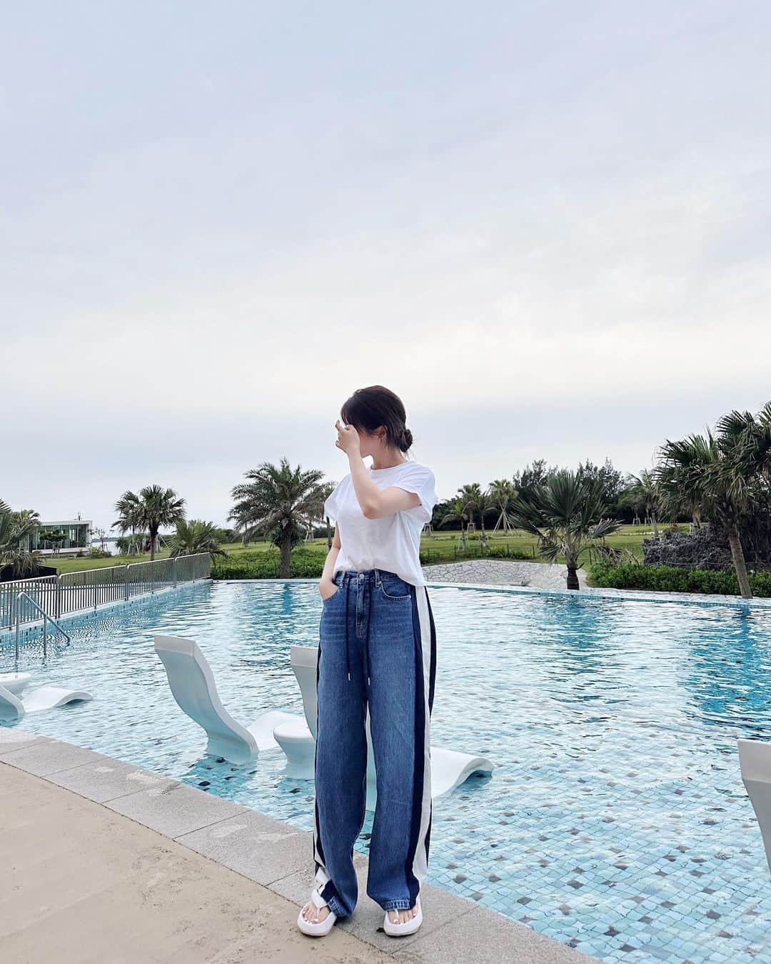 スヒョンのインスタグラム：「♥ 일본에서 미털이가 올려준 스토리 덕분에 다이렉트가 안 열릴 정도로 문의 폭주했던 ❛ 데님 & 아노락 반반 바지 ❜ 오늘 6시 𝐎𝐩𝐞𝐧 ⠀⠀⠀⠀ 이런 디자인은 진짜 10년 뒤에 입었던 사진 봐도 '와 유행 안 타고 안 촌스러운데?' 싶은 디자인인 거 알죠 👖 ⠀⠀⠀⠀ 10년 뒤까지 입어도 탄탄하게 제작된 제품이라 화이트 컬러랑 데님 컬러 모두 소장하시는 걸 추천해용 ! ⠀⠀⠀⠀ 촬영 사진이 세탁기에 5번 이상 마구 돌린 상태인데 원단 변함없이 탄탄한 거 보이시나요 ? ⠀⠀⠀⠀ 사이트에 이미 상세페이지는 업데이트 완료 💪🏻👧🏻🤳🏻 ⠀⠀⠀⠀ 바지 사이즈 30사이즈 이상 입으시는 분들도 착용 가능할 정도로 밴딩 조절이 편해서 ~77사이즈 무병님들께도 강추해요 ⠀⠀⠀⠀ 기장감 넉넉하고 핏 슬림 하게 잘 빠지고 뒷면은 아노락이라 편하기까지.. 진짜 완벽 그 잡채 👏🏻 ⠀⠀⠀⠀ 티 한 장만 입어도 힙하고 편하면서도 꾸안꾸 좋아하시는 무병님들은 필수 활용도가 좋아서 여기저기 코디해도 다 잘 어울려용 ! ⠀⠀⠀⠀ ✏️ ⠀⠀⠀⠀ 𝑭𝒂𝒃𝒓𝒊𝒄 : 데님 & 나일론 혼방 ⠀⠀⠀⠀ 𝑪𝒐𝒍𝒐𝒓 : 화이트, 데님 ⠀⠀⠀⠀ 𝑺𝒊𝒛𝒆 : 총장 105cm | 허리 밴딩 Free | 밑위 34cm | 허벅지 단면 32cm ⠀⠀⠀⠀ 신축 : ■ 좋음 □ 보통 □ 없음 안감 : □ 전체 □ 부분 ■ 없음 두께 : □ 도톰 ■ 보통 □ 얇음 비침 : □ 있음 □ 보통 ■ 없음 ⠀⠀⠀⠀ ﹆ #오늘_저녁_6시_𝐎𝐩𝐞𝐧 𝑱𝒂𝒏𝒈𝒔𝒖𝒉𝒚𝒖𝒏」