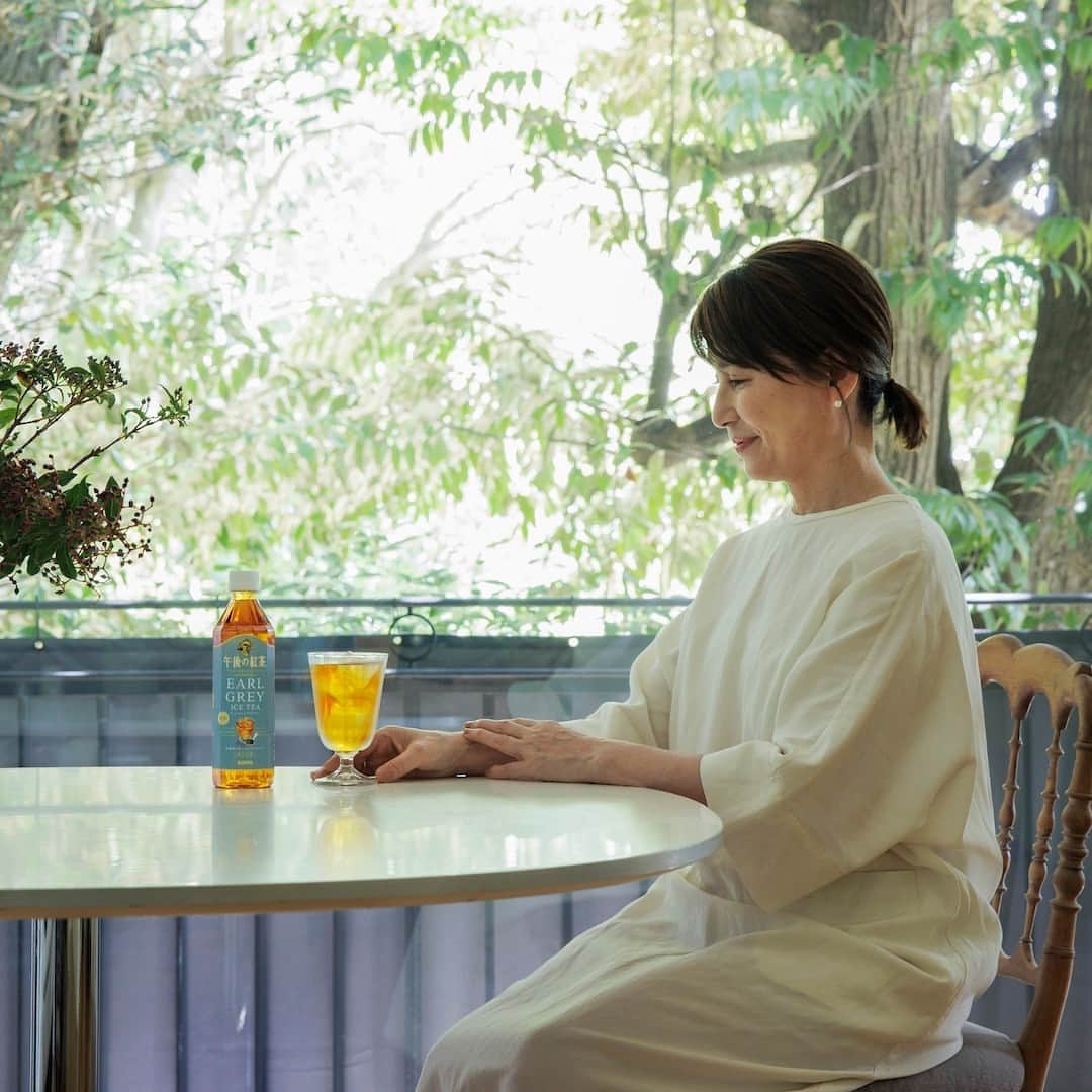 &Premium [&Premium] magazine.さんのインスタグラム写真 - (&Premium [&Premium] magazine.Instagram)「たっぷり氷を入れたグラスでいただくアイスティーが、器作家のイイホシユミコさんの夏の午後のひとときに寄り添ってくれる。「午後の紅茶 TEA SELECTION」からアールグレイアイスティーが新登場。本誌ウェブサイト『&Premium.jp』内にて「午後の紅茶」で検索。リンクはプロフから。→ @and_premium photo：Takeshi Abe #アールグレイアイスティー #午後の紅茶 #PR」7月11日 15時01分 - and_premium