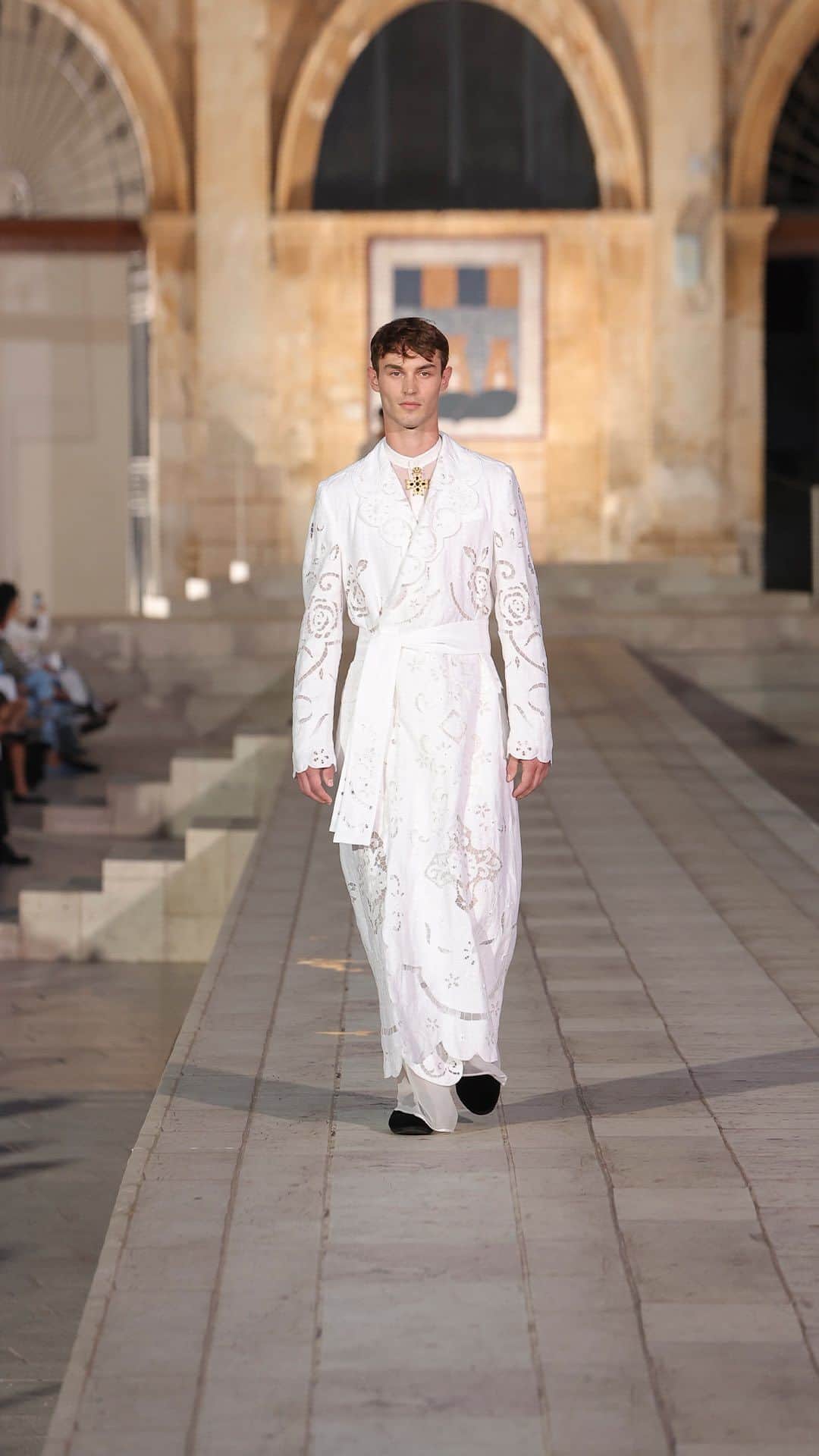 のインスタグラム：「The perfect synthesis of craftsmanship and heritage as the #DolceGabbana event unfolds in the breathtaking backdrop of Ostuni, the renowned ‘White City’ in Puglia. Nestled amidst the whitewashed lime buildings, the #DGAltaSartoria creations find harmony with the town’s rich history and artistic culture, capturing the essence of #MadeInItaly and #DGFattoAMano.    @kitbutlerr dons meticulously handcrafted heirloom-inspired outerwear. Each stitch, delicately embroidered with pure cotton thread, tells a story of bustling gatherings and intimate secrets, preserving the essence of treasured family tablecloths.    #BeItalian」