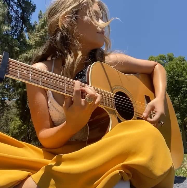 ジェイド・ペティージョンのインスタグラム：「Something that has become increasingly more real to me is how sacred life is. To lean in to the kiss. And let your belly ache as you laugh. To play Purple Rain for a stranger in a park. To take risks. To spend your time on people and pursuits that enhance you and not drain you of your power and glow. The concept is so painfully simple but man I’ve been really feeling the power in it. I don’t necessarily feel like life is short, but I do think it’s fast. And I want to feel my life as I live it and appreciate just how godly being here is. Sending you some love and genuinely hope you’re doing well :)」