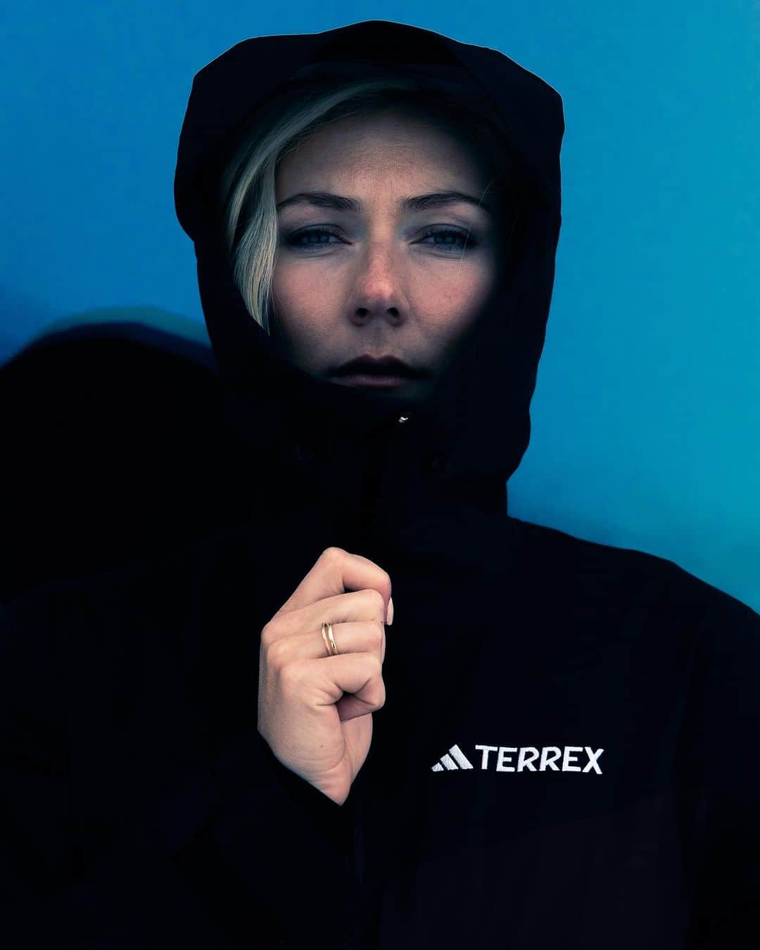 ミカエラ・シフリンのインスタグラム：「Just because…💃🙃 • • • @adidasterrex  📷: @mikedawsy」