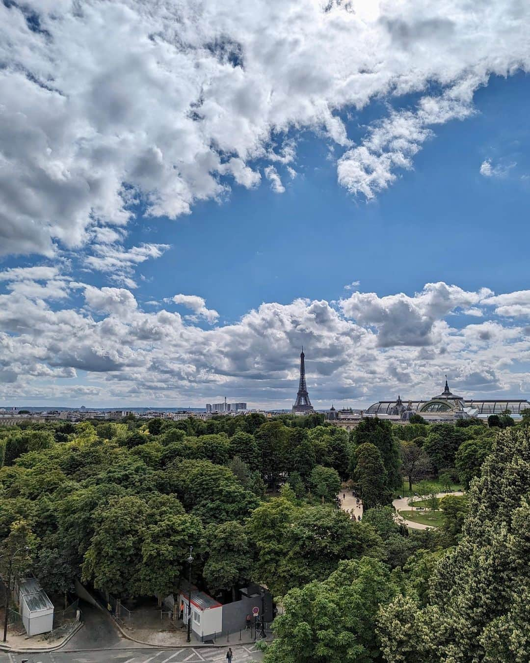 ルピタ・ニョンゴさんのインスタグラム写真 - (ルピタ・ニョンゴInstagram)「Don’t forget to stop and breathe in the moment! 💜💖 Pressing pause and taking in these magnifique moments from my trip to Paris. Merci @debeersofficial and @chanelofficial for a wonderful week.   1. Chanel show with iconic Parisian view. (They painted the cobblestones to match my outfit!) 2. Summer in Paris is verdant 3. Gooooood Foooooooooood 🤤 4. Reunion with @rashidajones & @Selema 5. Love in Coco Chanel's apartment 😱😍🛋️👩🏿‍🤝‍👨🏿 6. My message for Coco Chanel 💌 7. Dreams of holding court like Coco on the iconic staircase 8. And a cheeky make-up moment!」7月11日 6時15分 - lupitanyongo