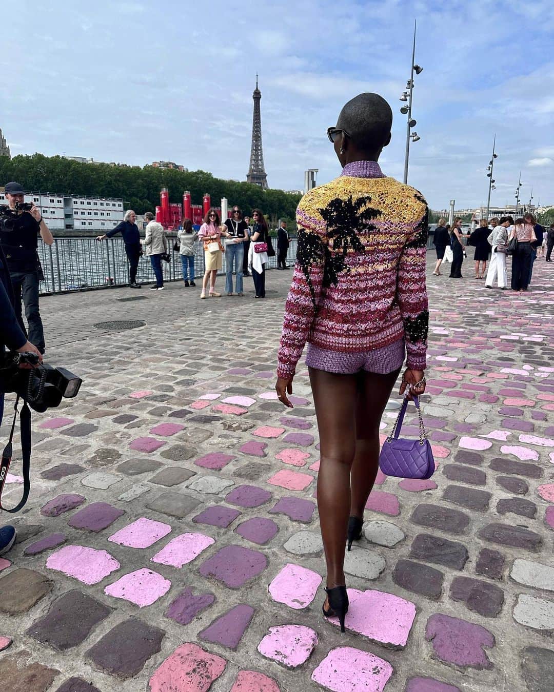 ルピタ・ニョンゴのインスタグラム：「Don’t forget to stop and breathe in the moment! 💜💖 Pressing pause and taking in these magnifique moments from my trip to Paris. Merci @debeersofficial and @chanelofficial for a wonderful week.   1. Chanel show with iconic Parisian view. (They painted the cobblestones to match my outfit!) 2. Summer in Paris is verdant 3. Gooooood Foooooooooood 🤤 4. Reunion with @rashidajones & @Selema 5. Love in Coco Chanel's apartment 😱😍🛋️👩🏿‍🤝‍👨🏿 6. My message for Coco Chanel 💌 7. Dreams of holding court like Coco on the iconic staircase 8. And a cheeky make-up moment!」