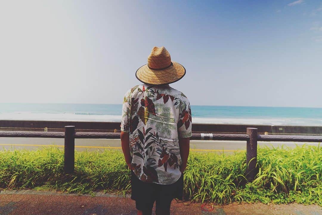 伊勢谷友介さんのインスタグラム写真 - (伊勢谷友介Instagram)「.  Stay humble.  振り返れば、人生の大切な事を教えてくれるのは、先生ではなく、遊んでくれる先輩。 . @iseya_yusuke   Sauce of happiness  photo @acchan.surf」7月11日 6時21分 - iseya_yusuke