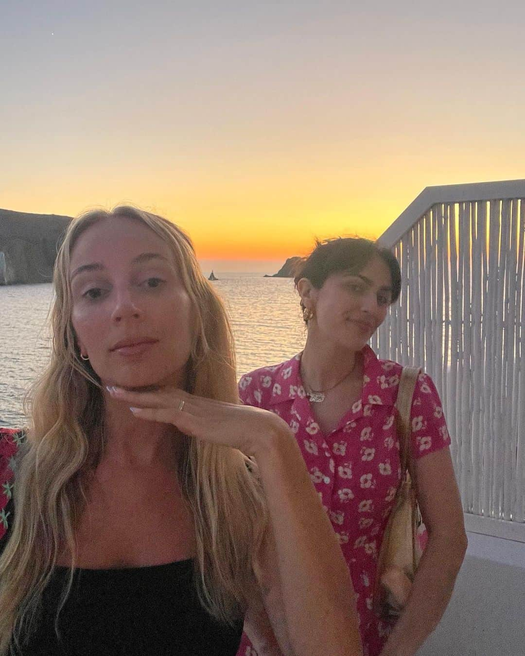 ハーレー・ヴィエラ・ニュートンのインスタグラム：「💘 sister vacay 💘」