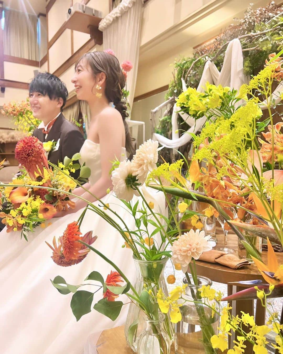 Dressy編集長 ♡miiのインスタグラム：「hiroto🫶ayano  2023.7.8 inオランジュベール  大好きなふせちゃんの結婚式👰💒🤵‍♂️結婚式やウェディングドレスが身近にあるから、魅力はたくさん知ってるはずだったけどやっぱり大好きな人の結婚式は一瞬で、どの瞬間を切り取っても幸せで、思わず笑みがこぼれるような、2人らしいハッピーが溢れ出す特別な時間だった！！！大好きなブラスさんはやっぱり、最高におしゃれな会場と美味しいお食事と素敵すぎるスタッフさんだった🤍ウェディングドレスもお色直しのプーさんも髪の毛も全部かわいすぎた🤍🤍  挙式前に、2人とファーストミートさせてもらったのにわたしがど緊張してあんまり良い反応できなかったから、そこだけとっても後悔🥺先に10杯くらい飲んでから行けばよかった🥺#ちなみにそのあと3次会まで行って10杯はちゃんと飲んだ #横浜帰る終電は余裕で逃した✌️  #プラコレ #DRESSY花嫁 #オランジュベール #ブラス花嫁 #プーさん #🧸 #🍯 #🐝 #高砂 #可愛すぎる空間だった！ #🍻#miifuse #何回も写真見返してる」