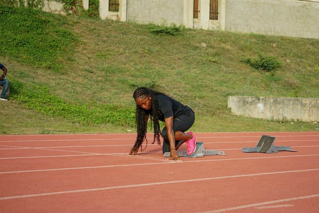 シェリー＝アン・フレーザー＝プライスのインスタグラム：「It’s all in God’s timing …⁠ ⁠ Happy to be back on the track. No amount of training beats the actual competition and let me tell you the 200m ain’t no joke. But I walked away with two season bests and a lil lactic lol 😮‍💨⁠ ⁠ With years of experience, you learn what works and how to pivot when faced with challenges. This was my opportunity to gauge where I am and make adjustments to get to that final destination. While I was missing the track, you guys were missing me even more and I love that for us 🫶🏾 LET’S GO !⁠ ⁠ Season loading 🏃🏾‍♀️💨  📸: @ostudioja & @lakodesignstudio」