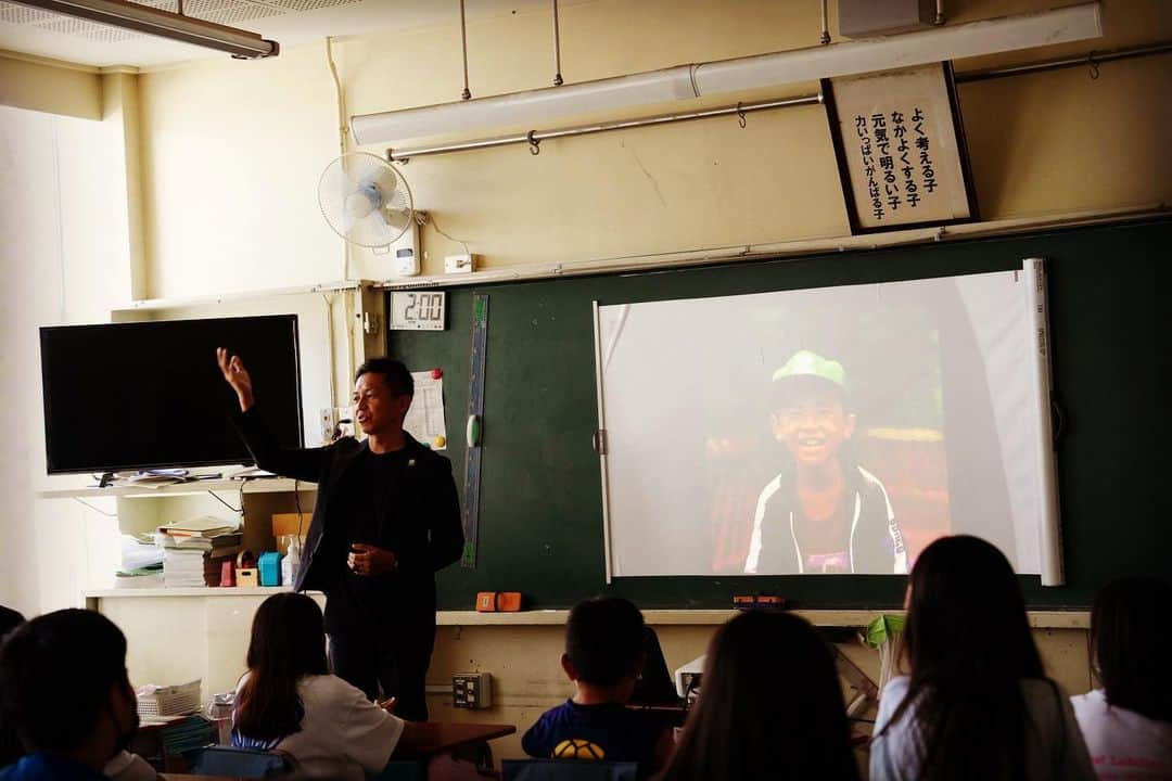 GAKU-MCのインスタグラム：「七夕の日。新しいココロミに挑戦いたしました。 　 【アカリトライブ in School】  　  小学校を舞台にした音楽イベントです。 　 午前中。僕らアーティストが先生となり、授業。給食を食べて、午後は体育館で全校生徒とライブ。 　 　 授業のテーマは『夢の叶え方』 　 教鞭をとった僕を含むアーティスト6人。それぞれが一学年を担当し、 　『自分がどうやってなりたかったそれをつかんだか！』 　そんなテーマで授業を進めました。僕が担当した5年生は人によってはそろそろ中学受験も視野に入ってくるお年頃。活発な意見交換もあり、エネルギッシュな時間になりましたね。  　 授業とライブで子供達も、そして普段はきっと大変なことも多いであろう先生たちも、笑顔。実り多き一日となりました。  　 開催に向けて尽力していただいた先生たち、そして何より僕らの話をしっかりと聞いてくれた生徒のみんなありがとね。  みんなの夢が叶いますように！　  #gakumc #ガクエムシー　#アカリトライブ　#学校特別授業　#わくわく授業　#小学校　#七夕 #夢の叶え方 #むらやまwonderful @indy_suzuki @muzzi_suzuki @yoyo_soffet @miya_takehiro @kirihalebale @shugo_t @akali_to_live #武蔵村山　#武蔵村山第三小学校」