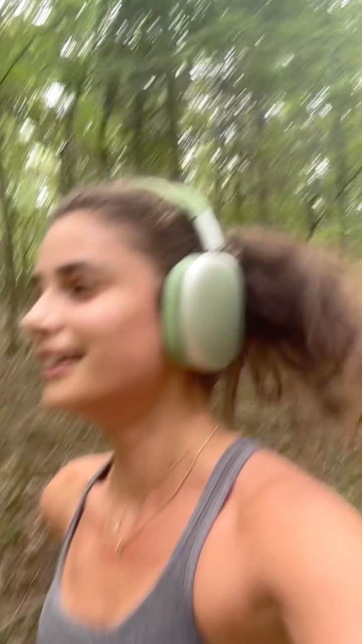 テイラー・ヒルのインスタグラム：「Definitely had an existential crisis around mile 2. But we preserved despite the heat!」