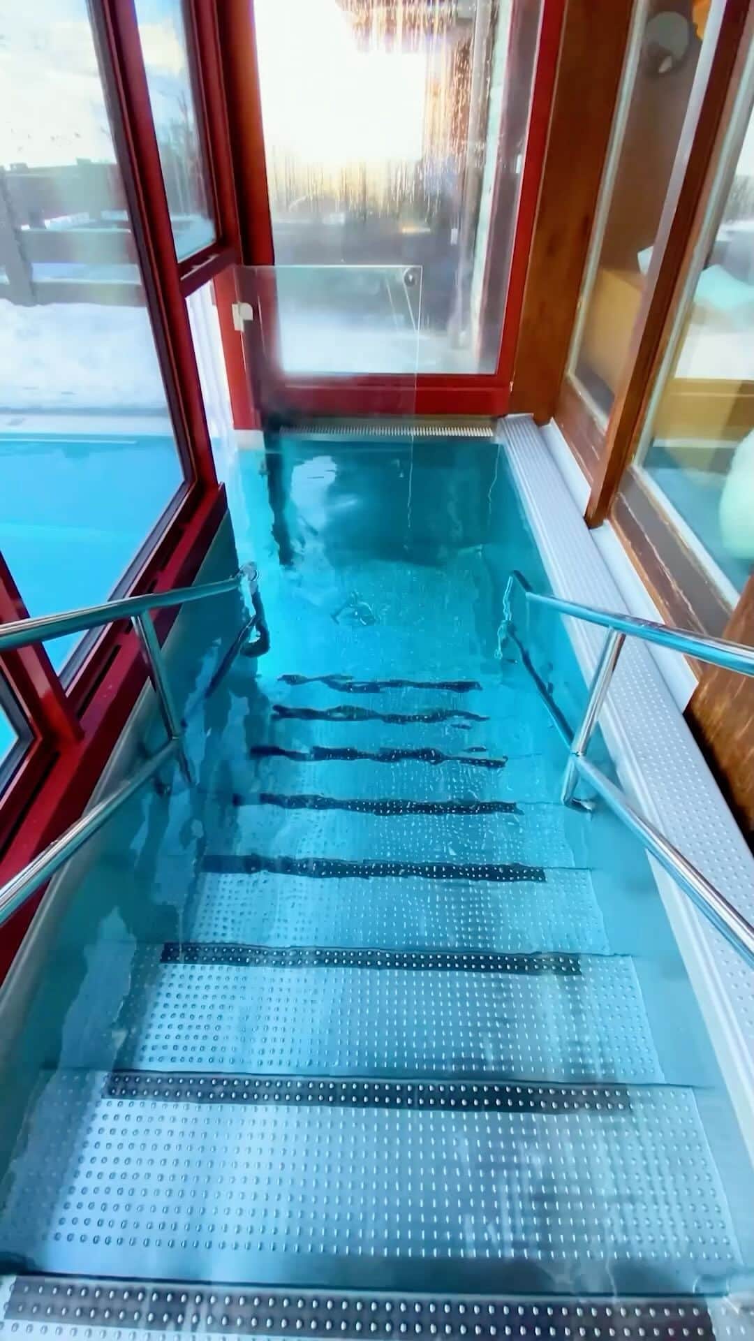 BEAUTIFUL HOTELSのインスタグラム：「Let the wanderlust-inducing adventures of @juliagal_ and @momentsofgregory take you on a journey to an oasis of pure tranquility. ❄️   Brace yourself for the spellbinding beauty of Zermatt, Switzerland, where a remarkable stay awaits you at an elevation of 2,222 meters above sea level. 🌊 Prepare to be captivated by the unrivaled vistas that stretch before your eyes! 💫 If you have a penchant for cozy yet luxurious accommodations, untouched natural landscapes, exhilarating mountaineering, and thrilling skiing experiences, then the Swiss municipality of Zermatt is your ultimate destination. ⛷   Who would you go here with? 🏔️  📽 @momentsofgregory @juliagal_ 📍 @riffelalpresort2222m, Zermatt, Switzerland 🎶 Lana Del Rey - Say Yes To Heaven」