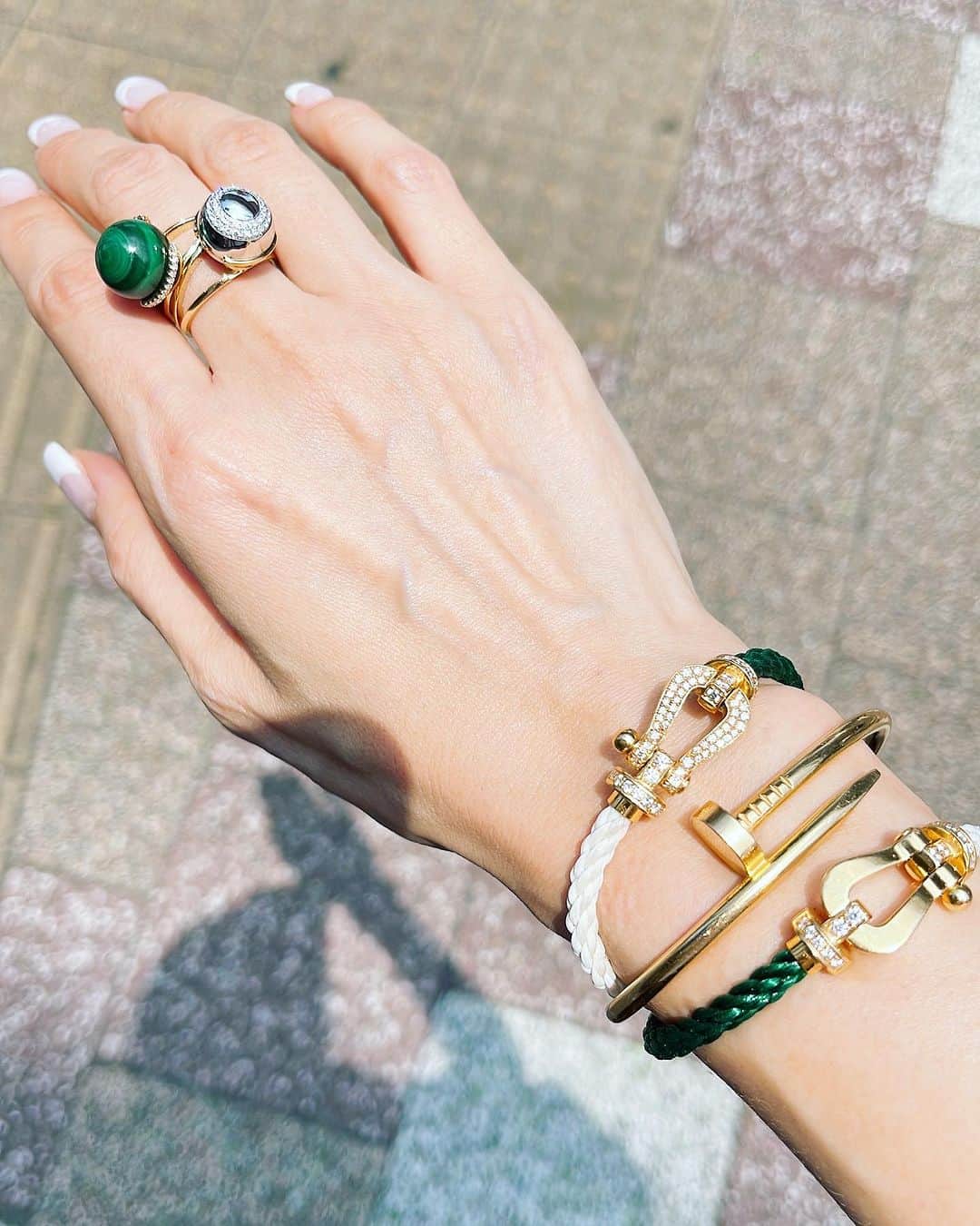 MAMIさんのインスタグラム写真 - (MAMIInstagram)「OOTD jewelry  #greens #マラカイト #malachite #MAMIRC #Diamond  左手pointu  右手myplanet  Cartier/hermes/fred 重ね付けにGreen  重ね付けにフィットする リング腕の形にこだわりまくり マラカイトちゃん独特の柄を 美しく拾う石の削り♡	  欲望に忠実に生きてます。 #重ね付けし隊  プラチナ/マイクロパヴェダイヤセッティングは上品な輝きの目玉オヤジtasteで  ひんやりとした見た目。 手元の見た目温度下がります  というか、暑すぎません？ この夏💦💦💦  やたらと足が攣るのは 熱中症気味らしい。 生まれたての馬みたくなってる こと多々。。　 築44年up女子にこの猛暑はきびちぃ。  #倒壊寸前#44回目の夏#日陰と冷房の綱渡り#美容家#ジュエリーデザイナー#手元倶楽部 #手元くら部 #手元コーデ #重ね付けリング #MAMIRC#ファインジュエリー#猛暑対策 #マラカイト#孔雀石」7月11日 6時57分 - mami_rcj