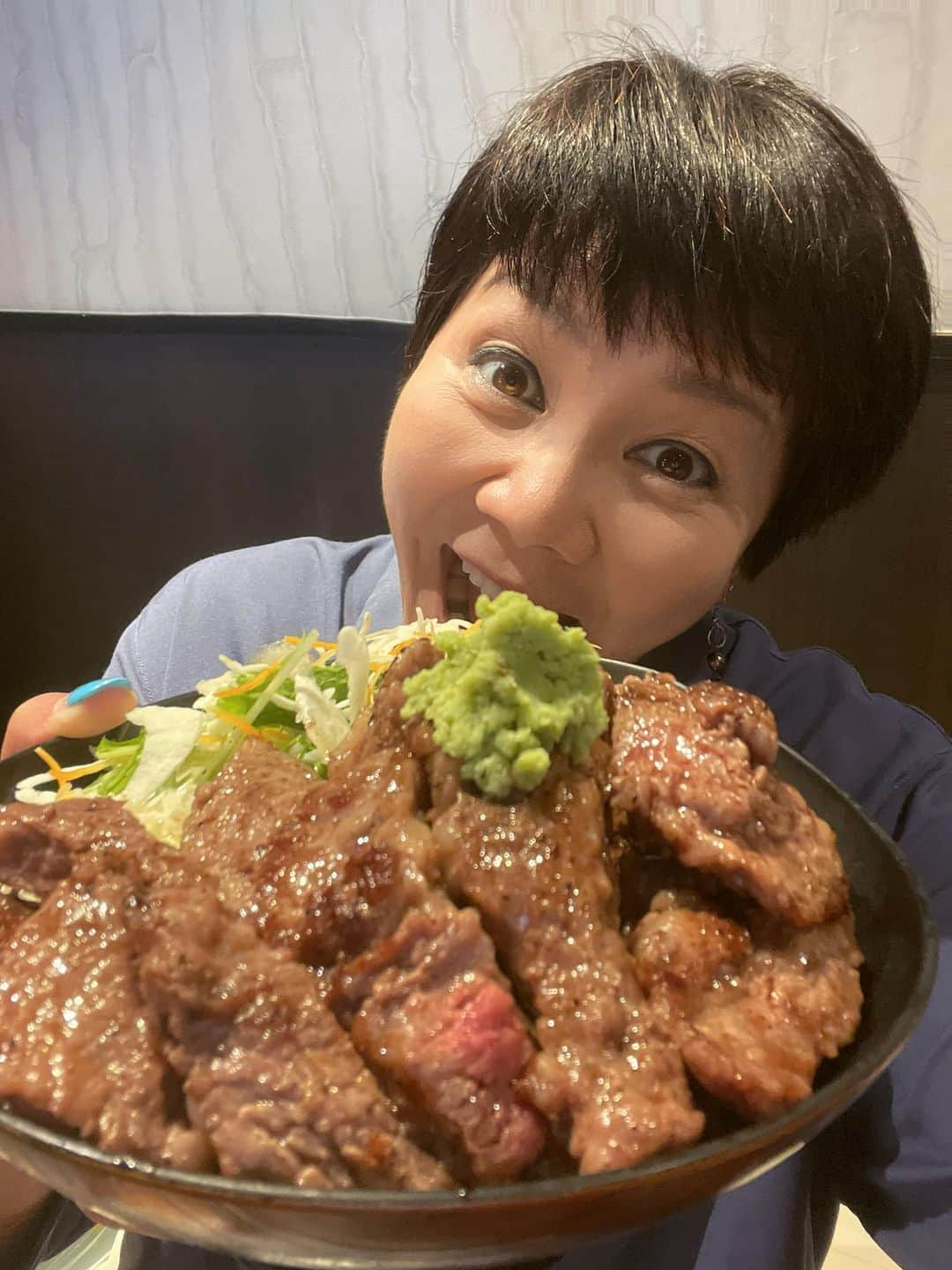 山本華世さんのインスタグラム写真 - (山本華世Instagram)「宇美町JOINTの隣にある鳥焼き肉カルビ家は小林食品(お肉の卸)が運営してるから新鮮、上手い、安い、です。丼に唐揚げはメニューにないから写真見せて『コレ食べたいんですけど』と言ってみてね。美味しかったぁ‼️ http://koba-yashi.com/ #サガリ丼 #ステーキ丼 #唐揚げ #小林食品 #JOINT #肉好き #肉好きな人と繋がりたい  #enjoylife」7月11日 6時57分 - kayo_092