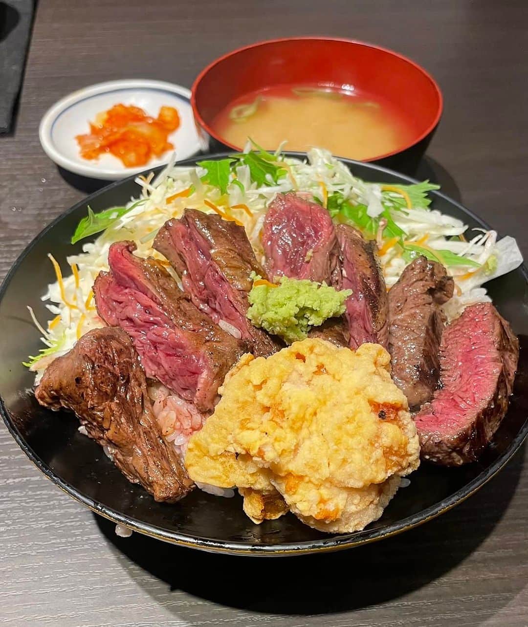 山本華世さんのインスタグラム写真 - (山本華世Instagram)「宇美町JOINTの隣にある鳥焼き肉カルビ家は小林食品(お肉の卸)が運営してるから新鮮、上手い、安い、です。丼に唐揚げはメニューにないから写真見せて『コレ食べたいんですけど』と言ってみてね。美味しかったぁ‼️ http://koba-yashi.com/ #サガリ丼 #ステーキ丼 #唐揚げ #小林食品 #JOINT #肉好き #肉好きな人と繋がりたい  #enjoylife」7月11日 6時57分 - kayo_092