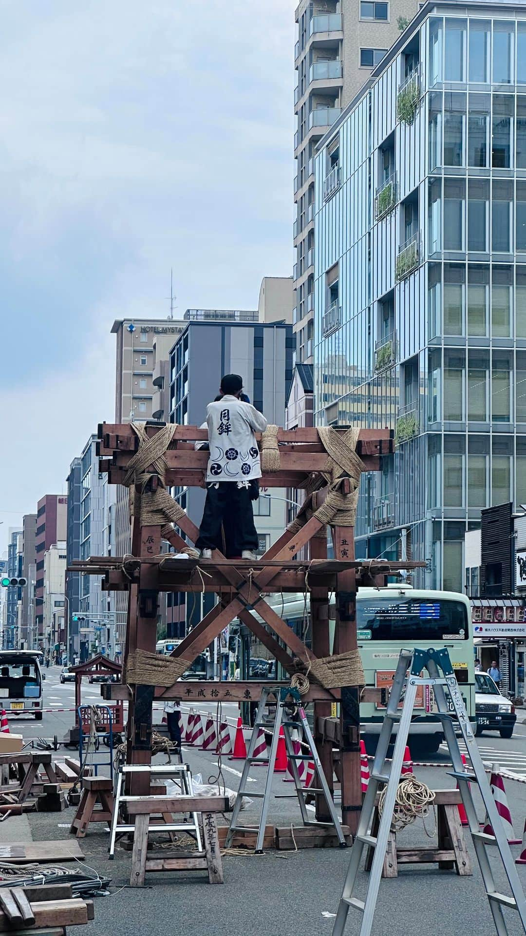 JAPAN TRIP 大人旅〜厳選の宿〜のインスタグラム：「． 祇園祭の「山鉾建て」が始まりました。  早送り⏩してるかの様な手捌き、 手際の良い職人技は圧巻でした。  まさに京都は祇園祭一色。  #京都 #祇園祭 #山鉾建て #月鉾 #鶏鉾 #山鉾 #山鉾巡行 #宵山 #日本三大祭 #京都旅行 #京都観光 #京都ぶらり  #kyototrip  #kyototravel #gionfestival #explorejapan #visitkyoto #explorekyoto #kyotostay」