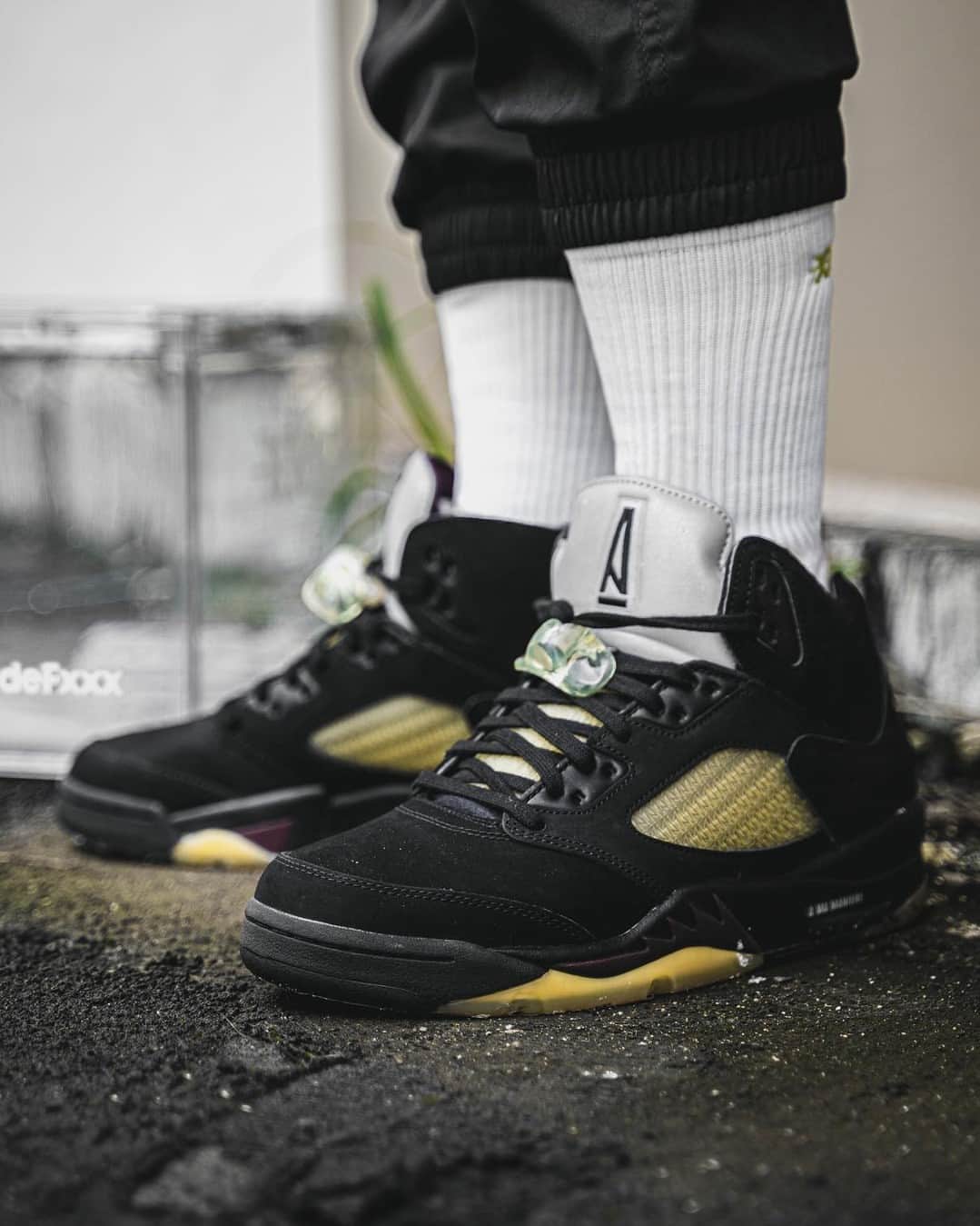 Sneaker Newsさんのインスタグラム写真 - (Sneaker NewsInstagram)「On-🦶 look at the A Ma Maniere x Air Jordan 5 in black! This is one of three collaborative colorways that AMM and Jordan Brand are dropping this holiday '23 season. Tap the link in our bio for a closer look.」7月11日 7時00分 - sneakernews